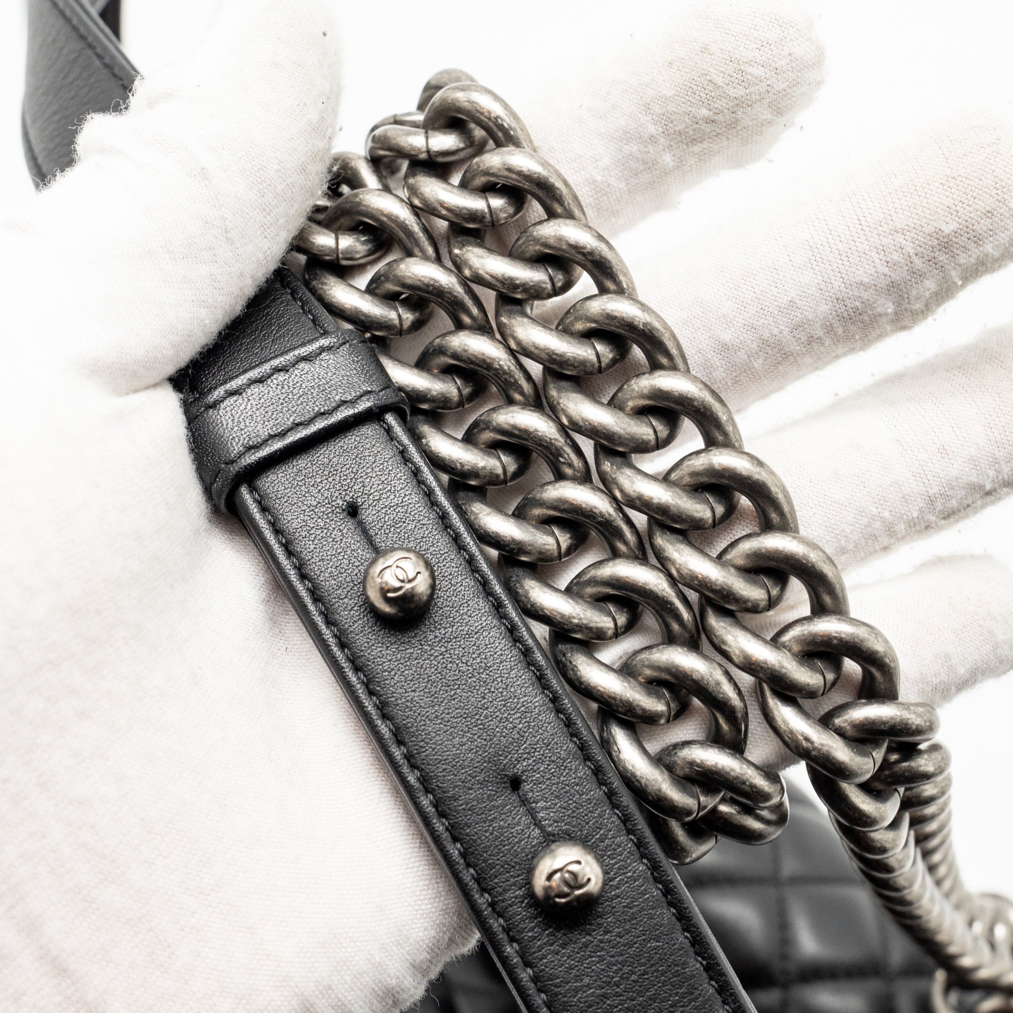 CHANEL NEW MEDIUM BOY BAG CALFSKIN BLACK RUTHENIUM HARDWARE