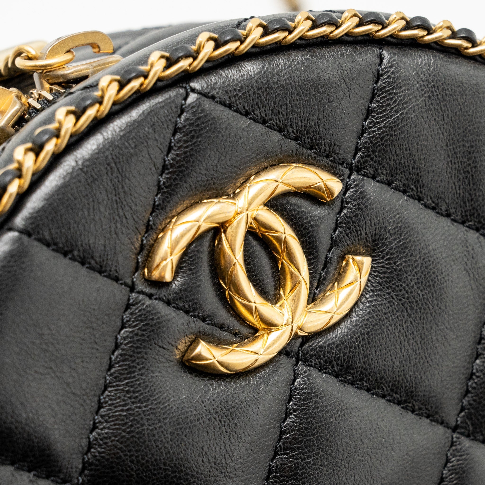 CHANEL ROUND VANITY WITH CHAIN LAMBSKIN BLACK GHW (MICROCHIP)