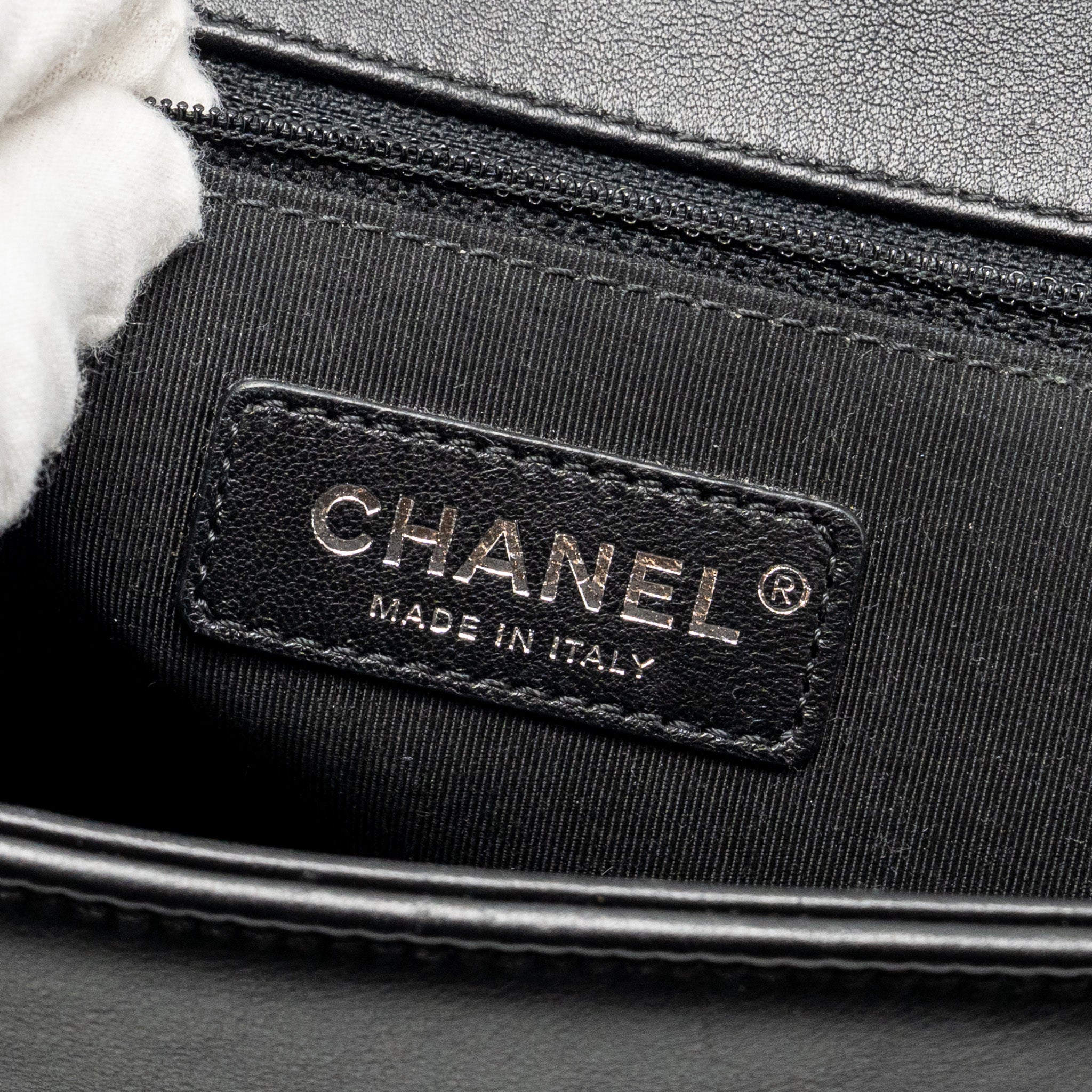 CHANEL NEW MEDIUM BOY BAG CALFSKIN BLACK RUTHENIUM HARDWARE