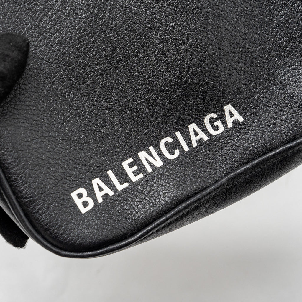 BALENCIAGA TRIANGLE ZIP CLUTCH CALFSKIN BLACK SHW