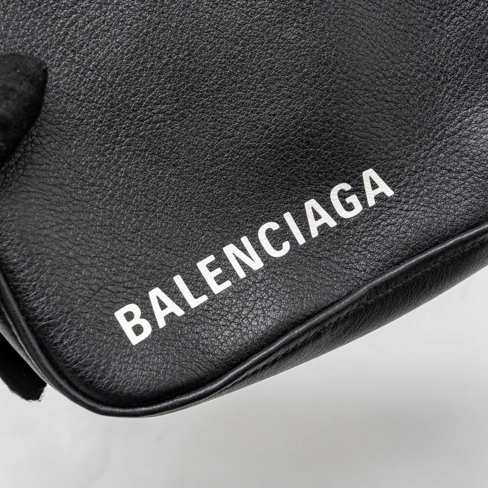 BALENCIAGA TRIANGLE ZIP CLUTCH CALFSKIN BLACK SHW