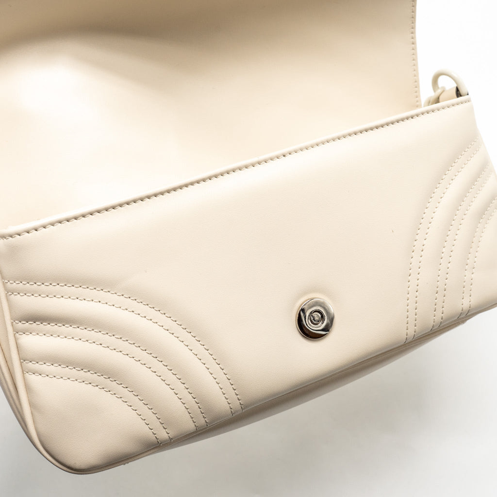 GUCCI MEDIUM GG MARMONT SHOULDER BAG WHITE MATELASSE CHEVRON LEATHER WITH WHITE HARDWARE
