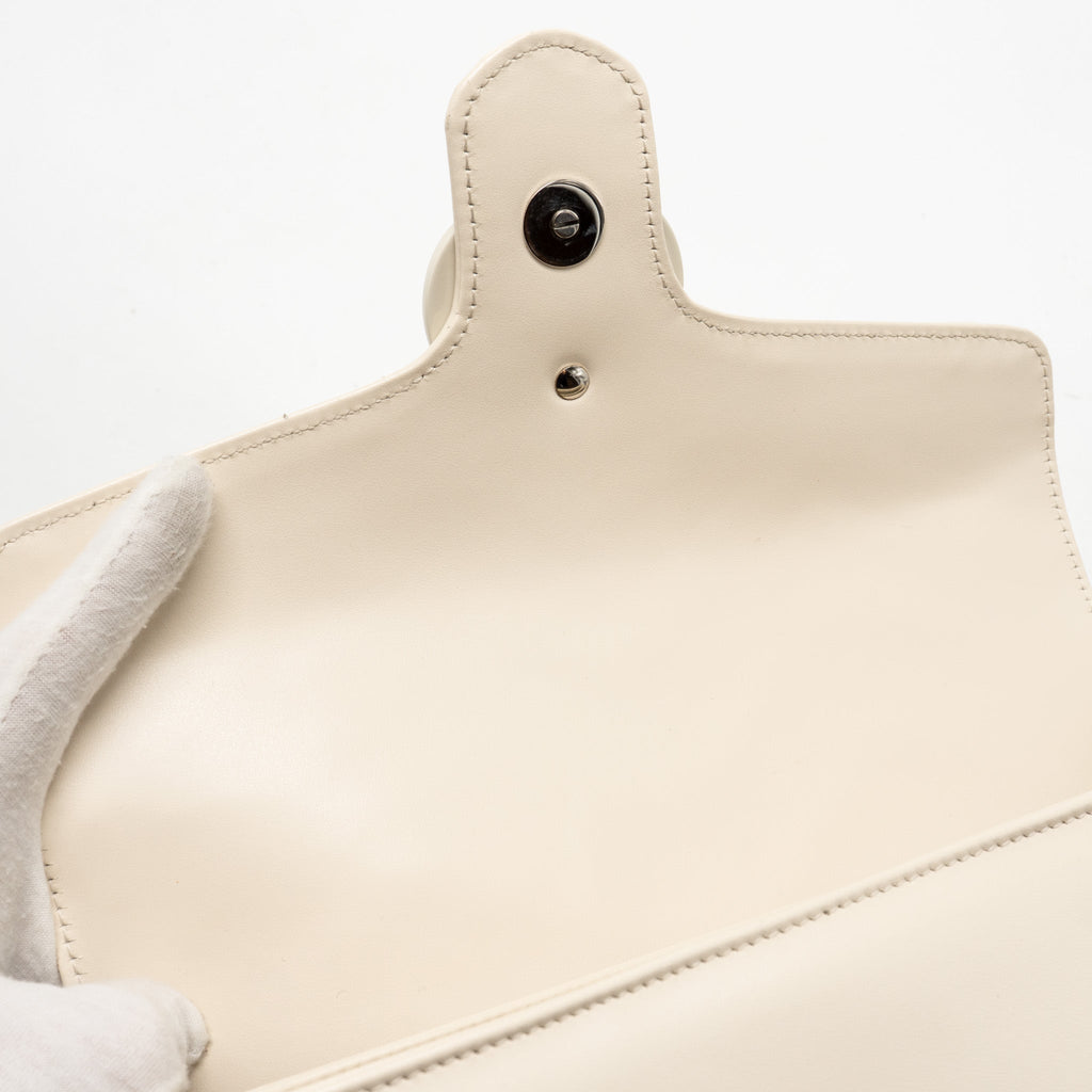 GUCCI MEDIUM GG MARMONT SHOULDER BAG WHITE MATELASSE CHEVRON LEATHER WITH WHITE HARDWARE