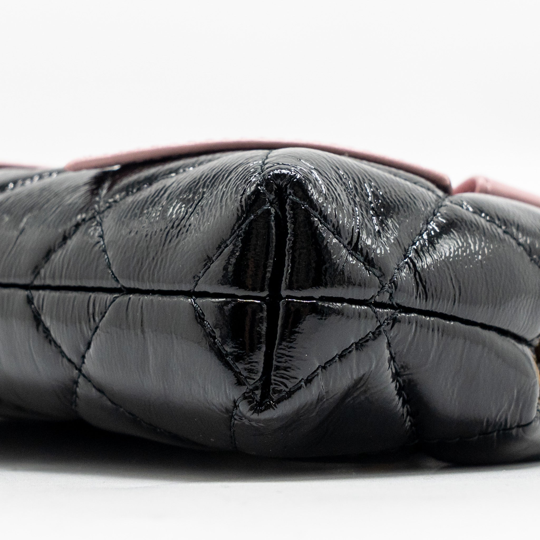 CHANEL 24A BOW KNOT CLUTCH WITH CHAIN PATENT CRUMPLED LAMBSKIN / SHINY LAMBSKIN BLACK / PINK GHW (MICROCHIP)