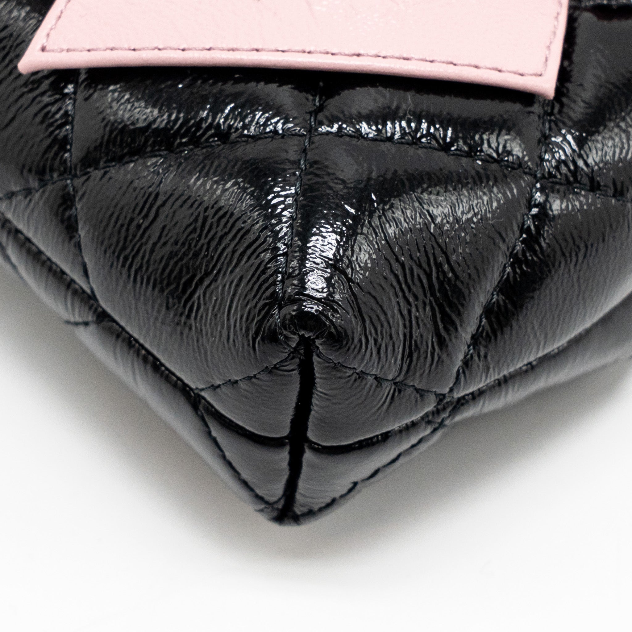 CHANEL 24A BOW KNOT CLUTCH WITH CHAIN PATENT CRUMPLED LAMBSKIN / SHINY LAMBSKIN BLACK / PINK GHW (MICROCHIP)