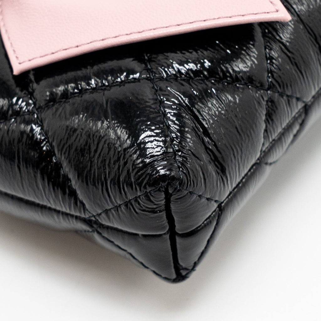 CHANEL 24A BOW KNOT CLUTCH WITH CHAIN PATENT CRUMPLED LAMBSKIN / SHINY LAMBSKIN BLACK / PINK GHW (MICROCHIP)
