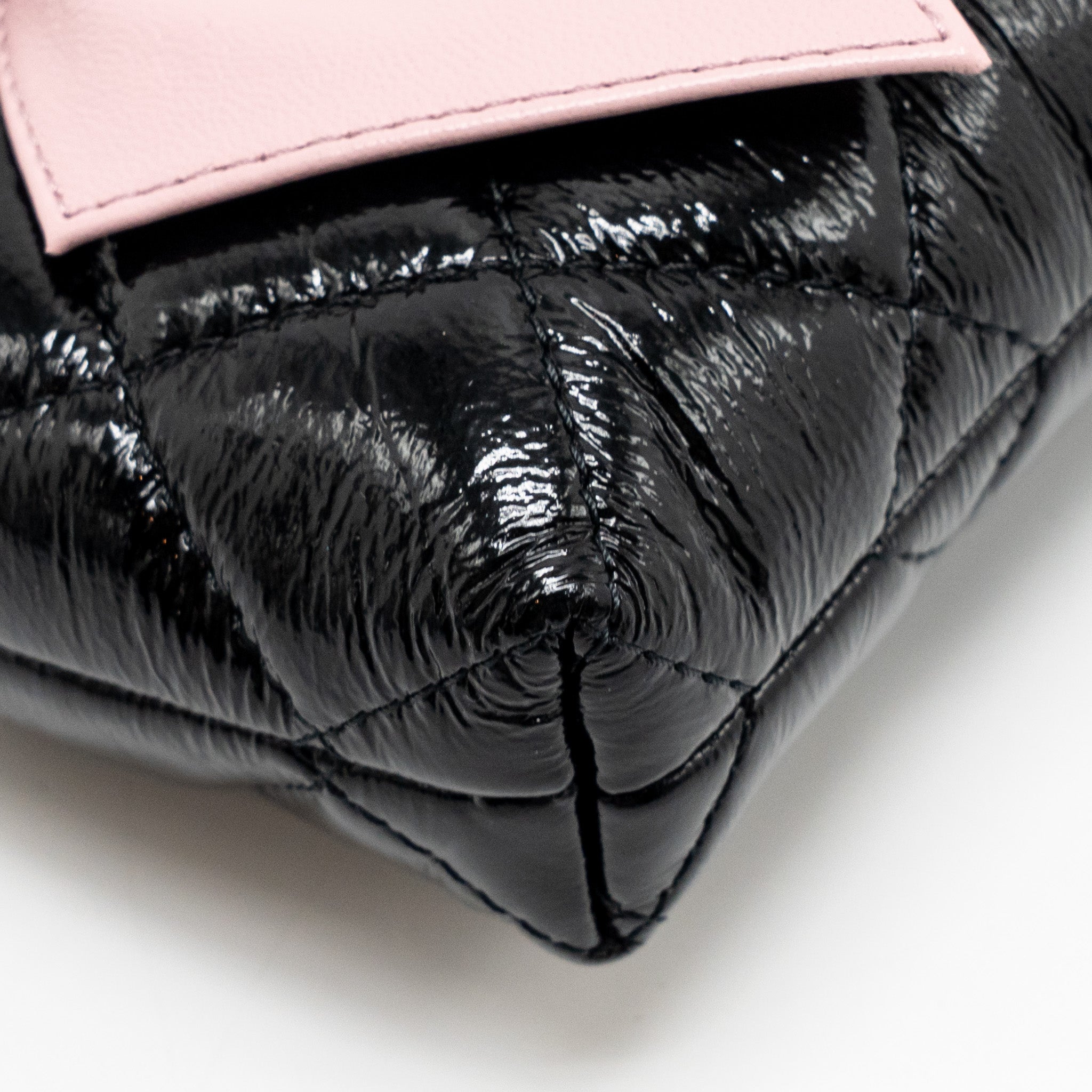 CHANEL 24A BOW KNOT CLUTCH WITH CHAIN PATENT CRUMPLED LAMBSKIN / SHINY LAMBSKIN BLACK / PINK GHW (MICROCHIP)