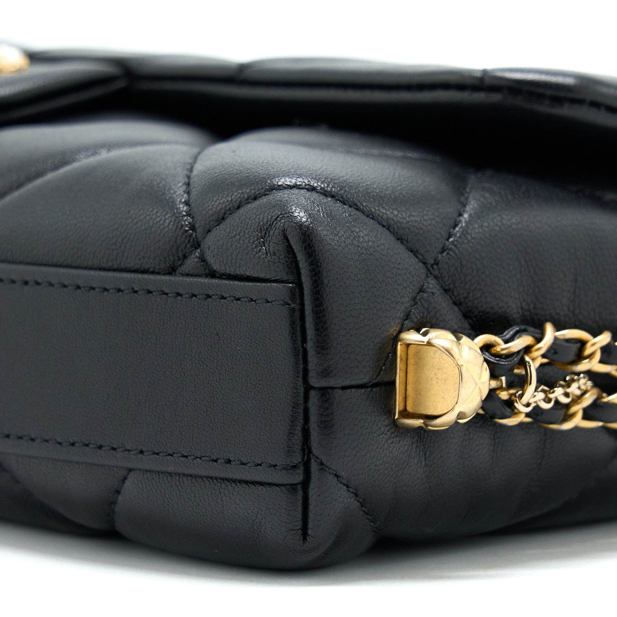 CHANEL 21A QUILTED DETAILED LOGO FLAP BAG LAMBSKIN BLACK GHW (MICROCHIP)