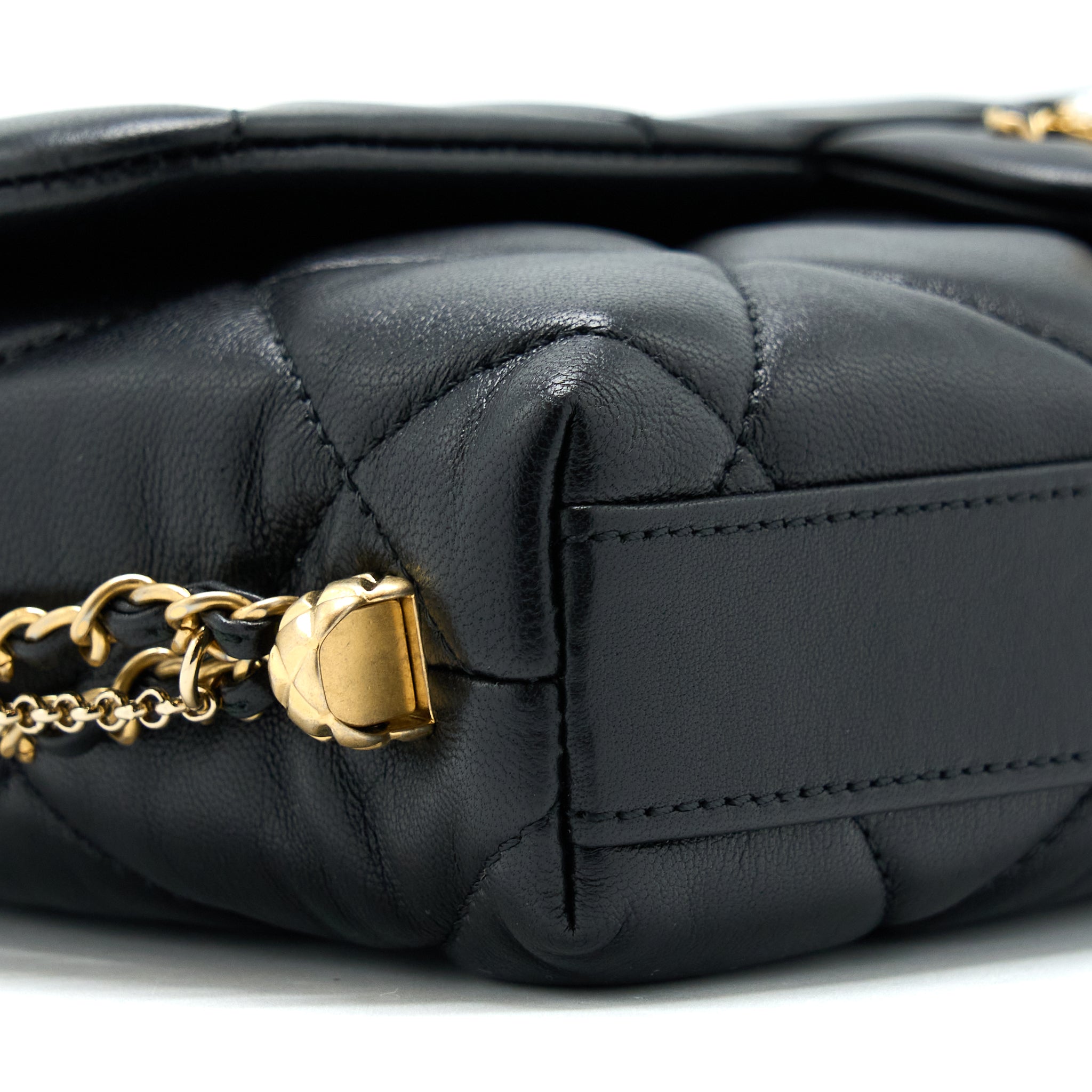 CHANEL 21A QUILTED DETAILED LOGO FLAP BAG LAMBSKIN BLACK GHW (MICROCHIP)