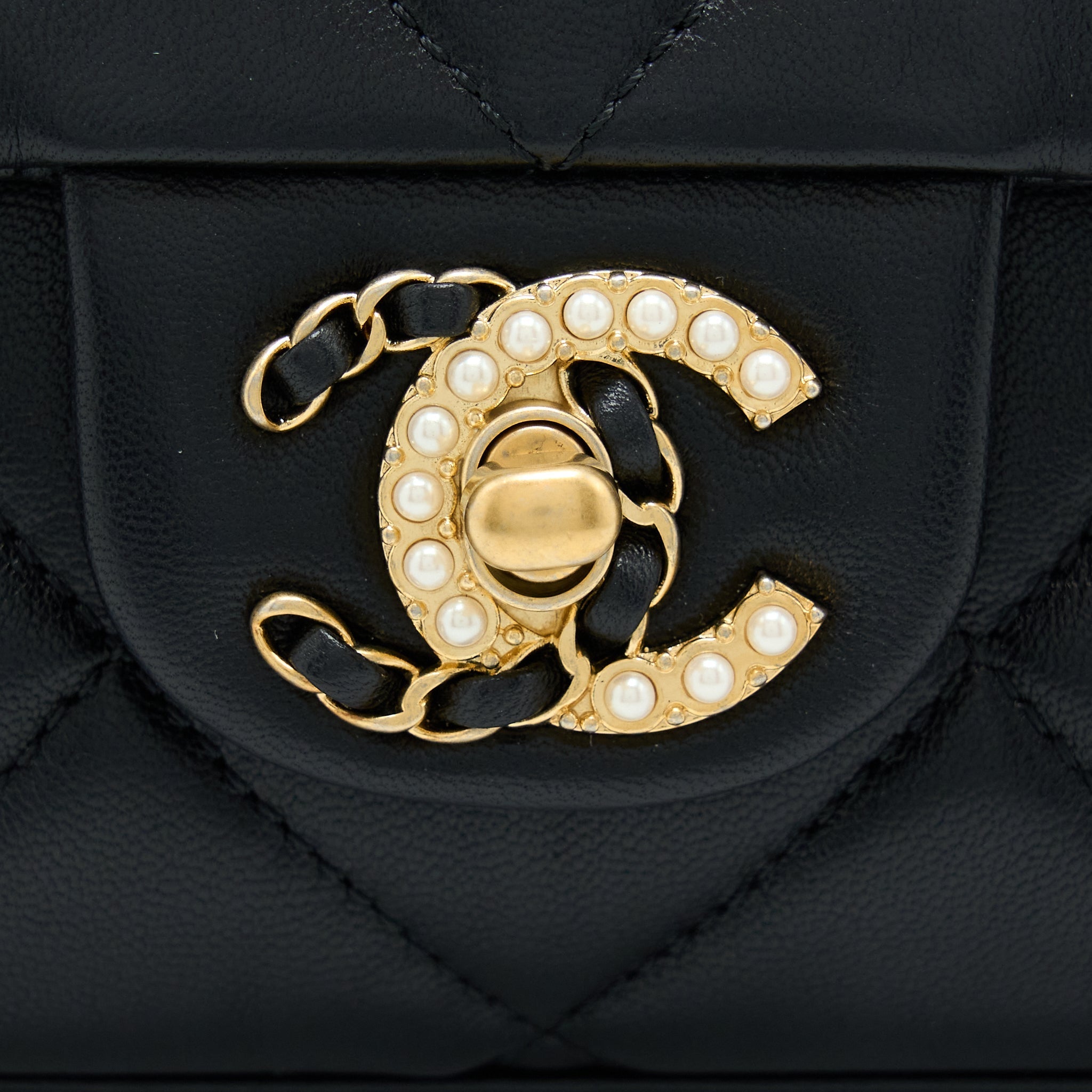 CHANEL 21A QUILTED DETAILED LOGO FLAP BAG LAMBSKIN BLACK GHW (MICROCHIP)