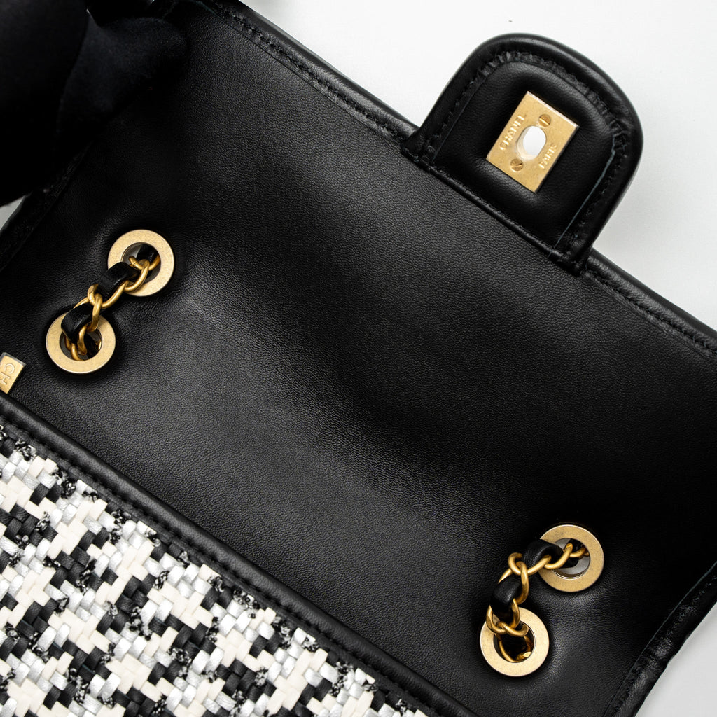 CHANEL 23C HOUNDSTOOTH WEAVING FLAP BAG TWEED/LAMBSKIN BLACK/WHITE BRUSHED GHW (MICROCHIP)
