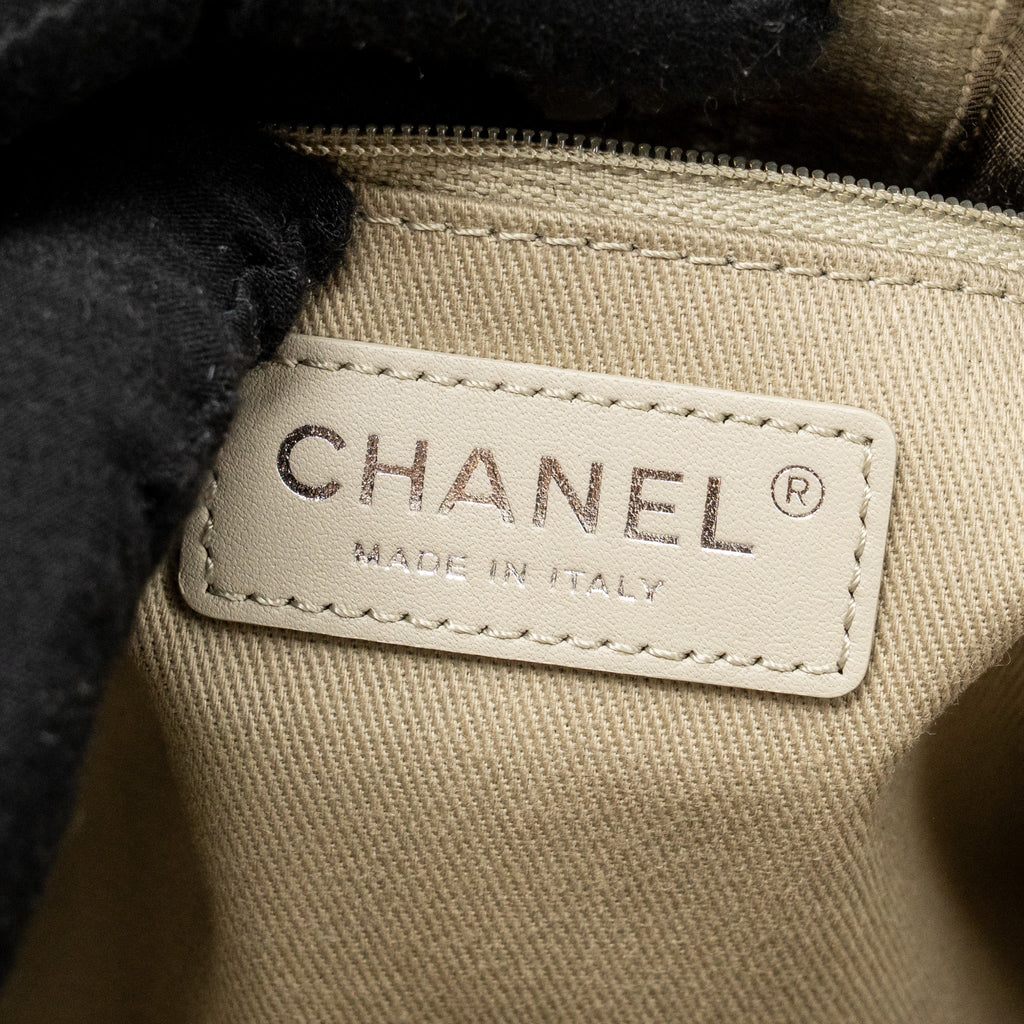 CHANEL DEAUVILLE TOTE BAG FABRIC / LEATHER LIGHT GREY SHW (MICROCHIP)