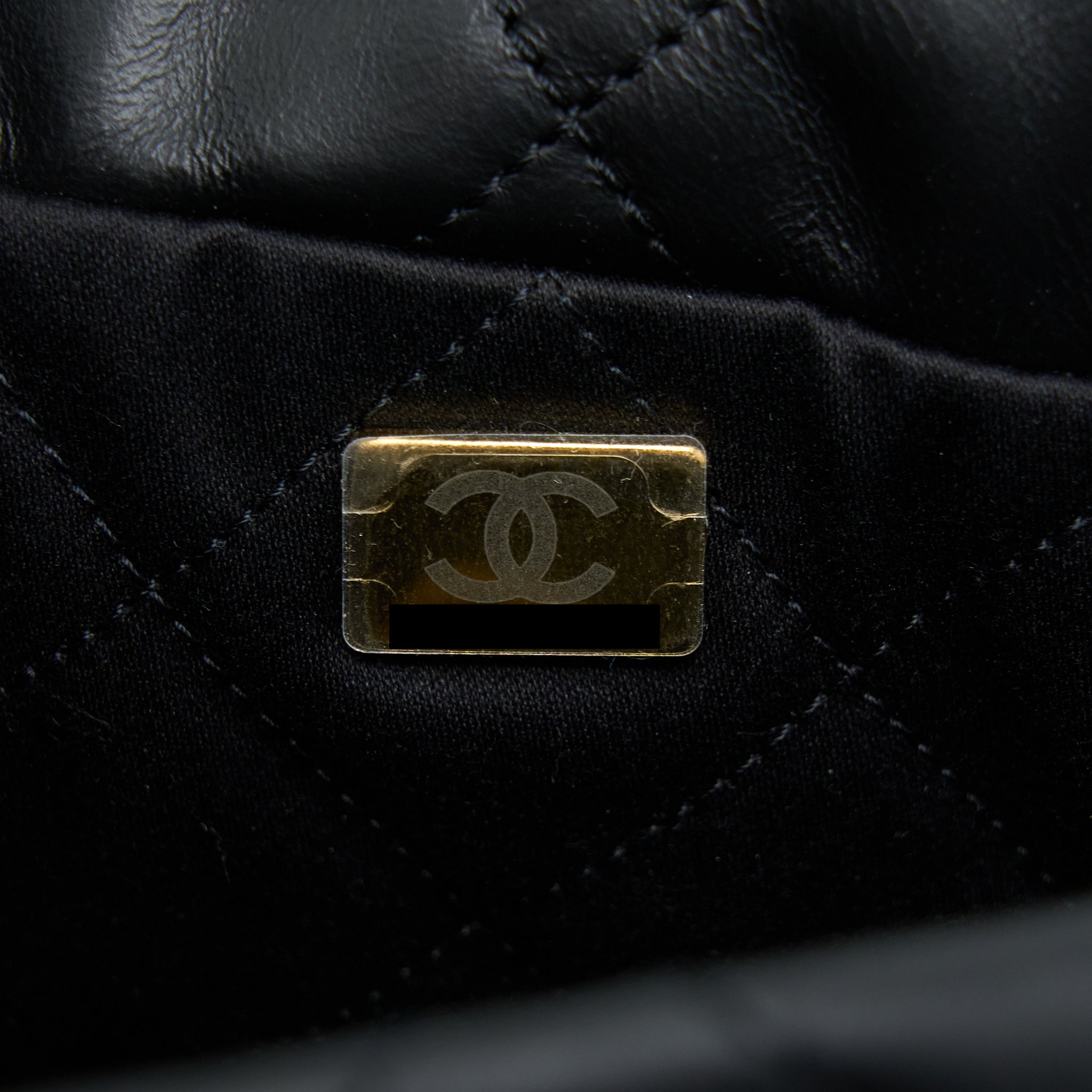 CHANEL 22 BAG MEDIUM SHINY CALFSKIN BLACK GHW (MICROCHIP)