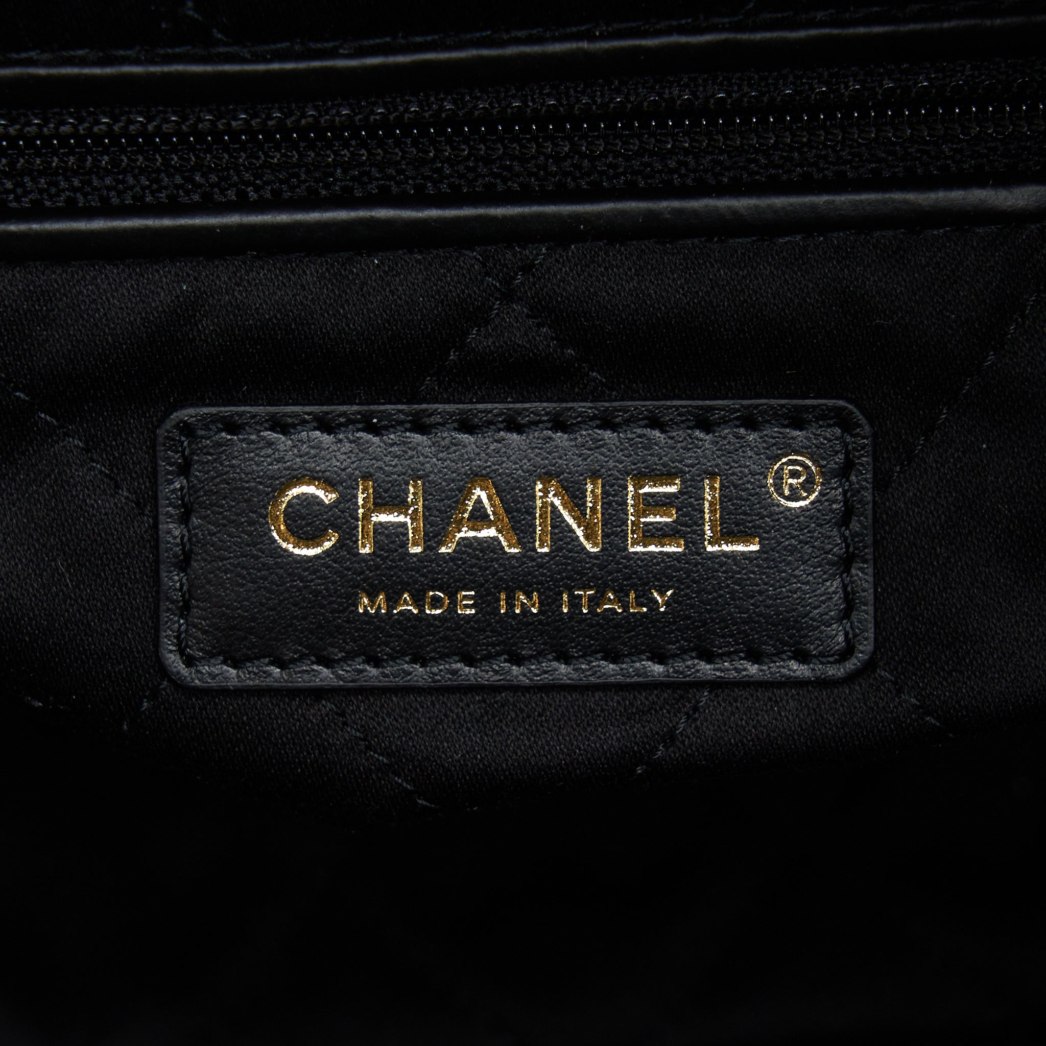 CHANEL 22 BAG MEDIUM SHINY CALFSKIN BLACK GHW (MICROCHIP)