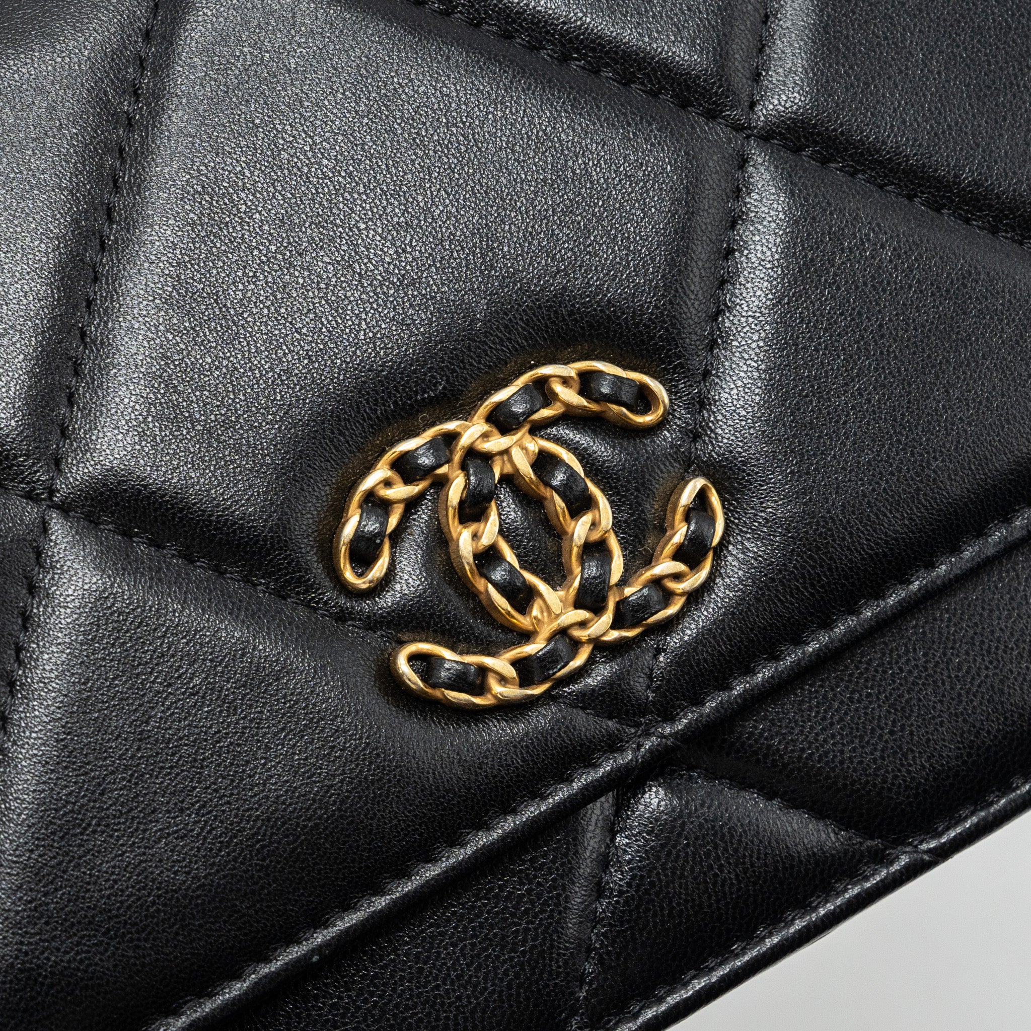 CHANEL 19 WALLET ON CHAIN LAMBSKIN BLACK MULTICOLOR HARDWARE (MICROCHIP)