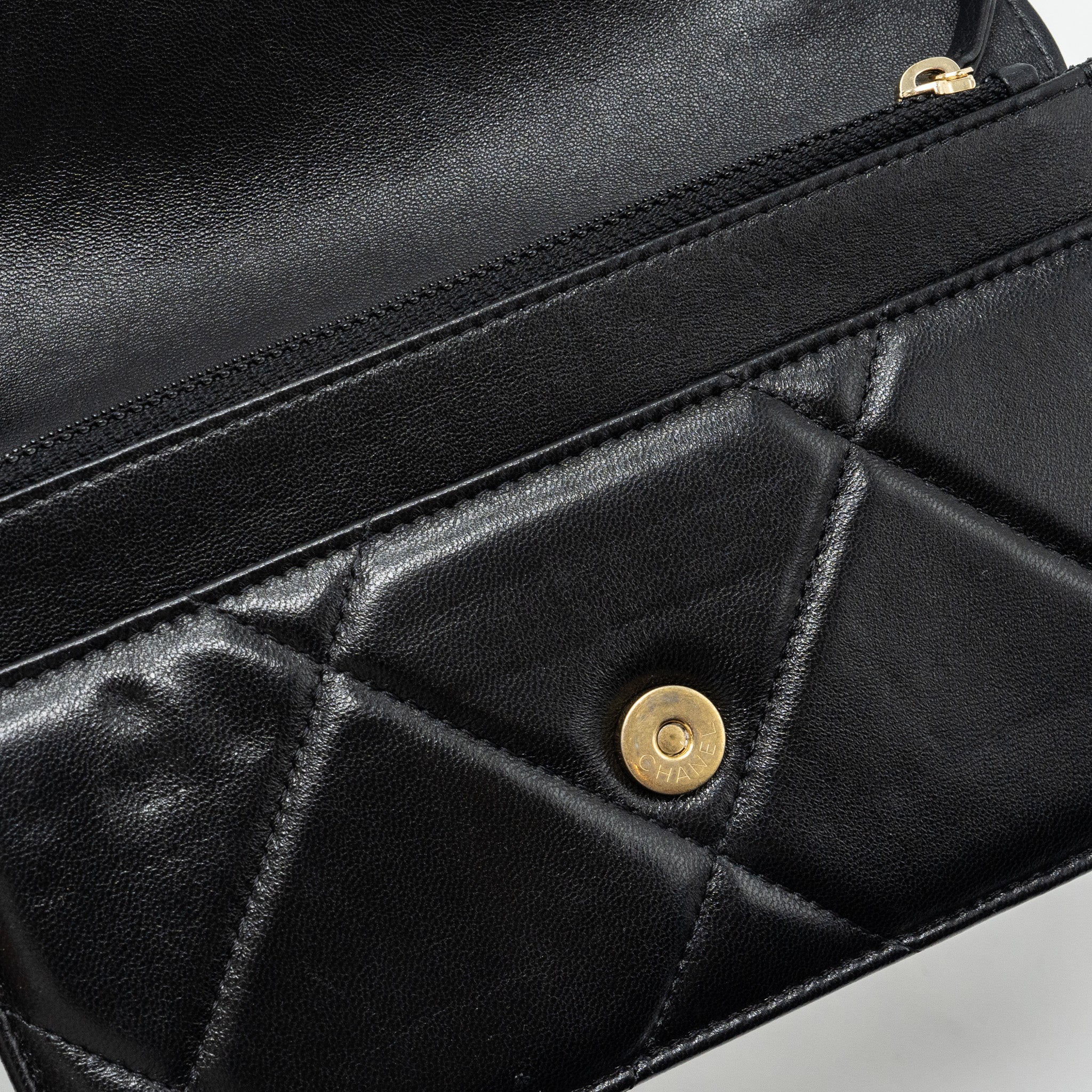 CHANEL 19 WALLET ON CHAIN LAMBSKIN BLACK MULTICOLOR HARDWARE (MICROCHIP)