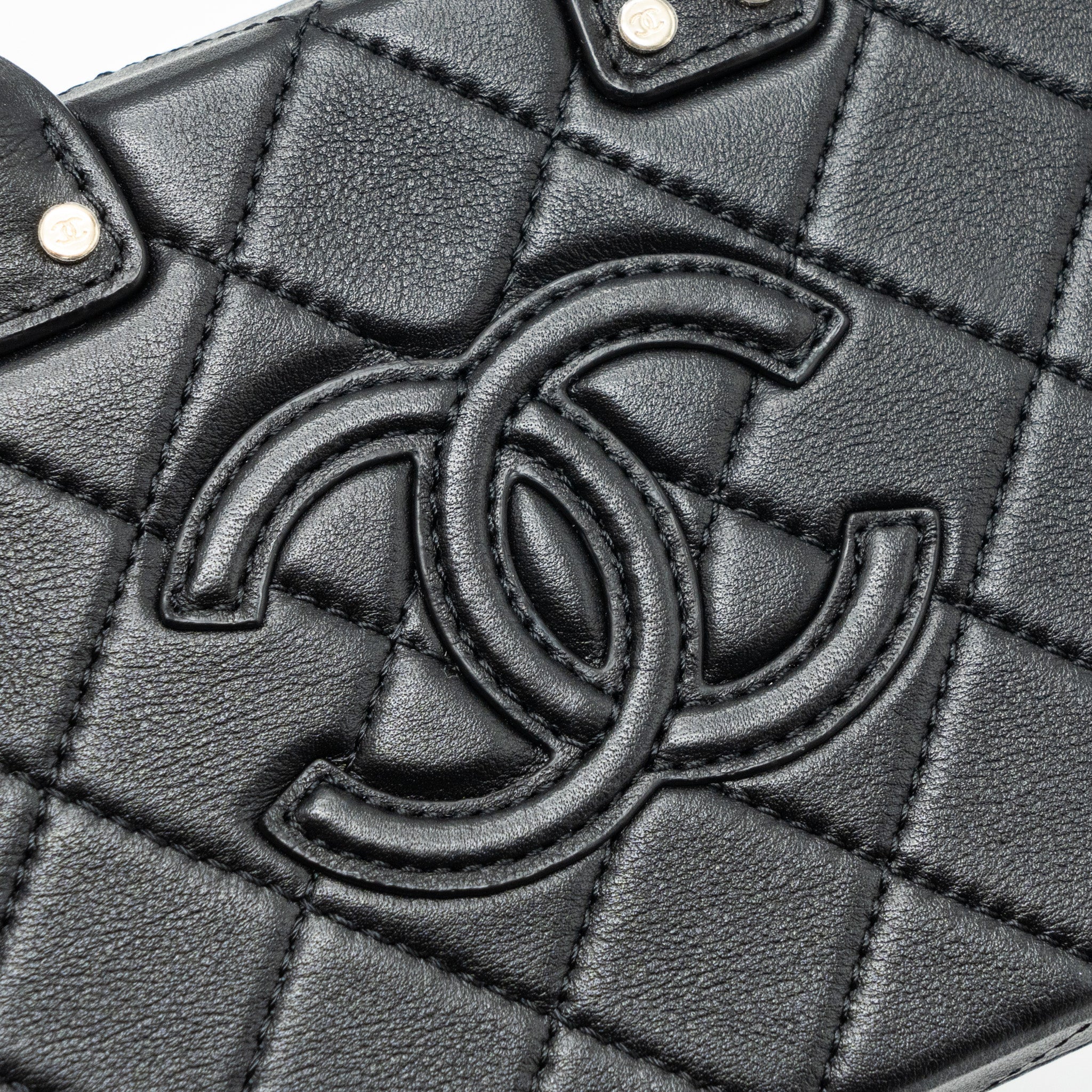 CHANEL 22B TOP HANDLE SMALL VANITY CASE CALFSKIN BLACK GHW(MICROCHIP)