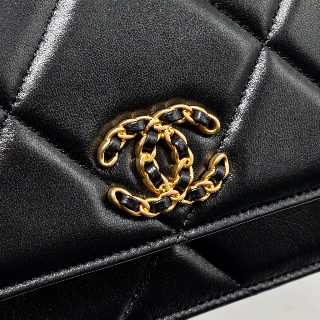 CHANEL 19 WALLET ON CHAIN LAMBSKIN BLACK MULTICOLOUR HARDWARE