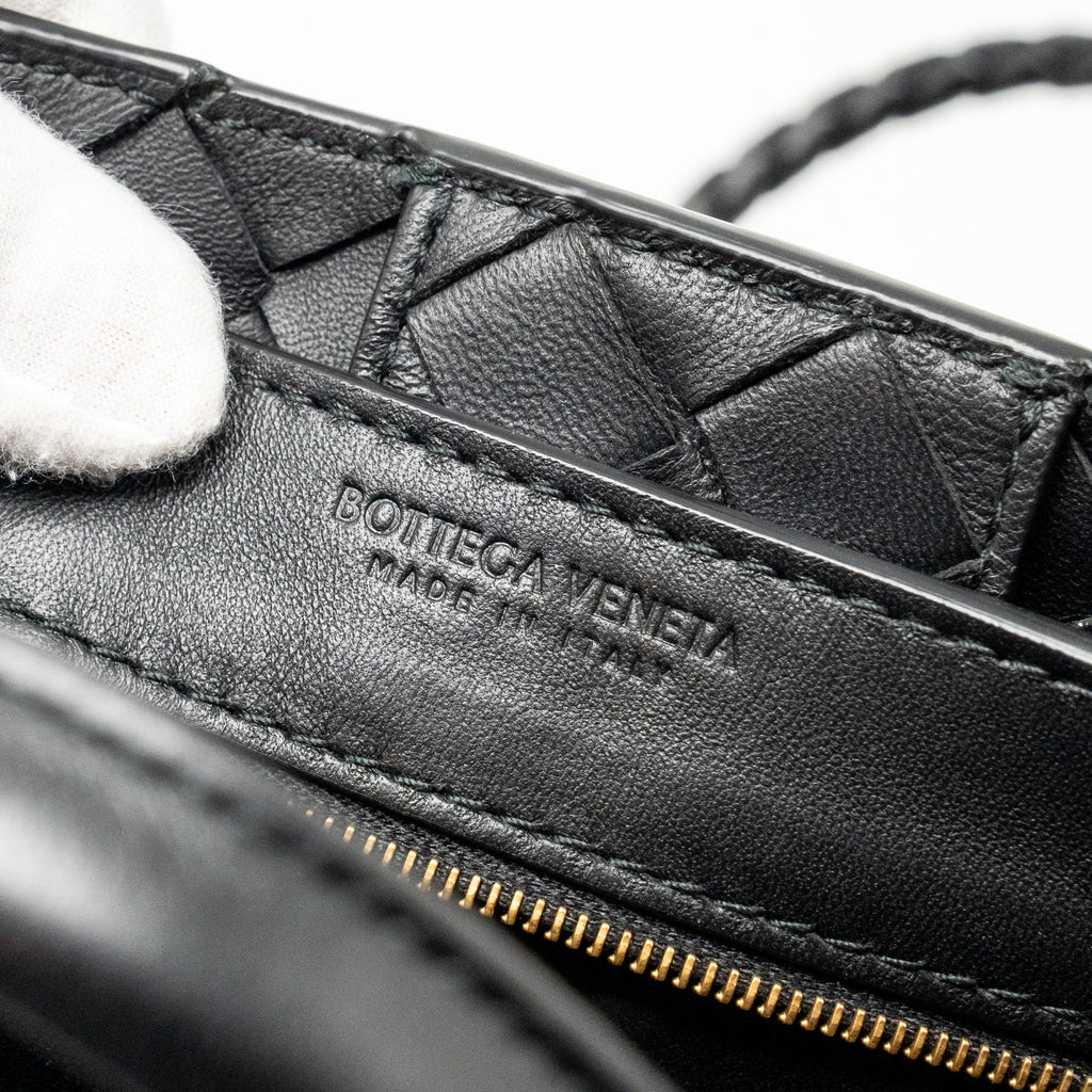 BOTTEGA VENETA SMALL ANDIAMO BAG LAMBSKIN BLACK GHW