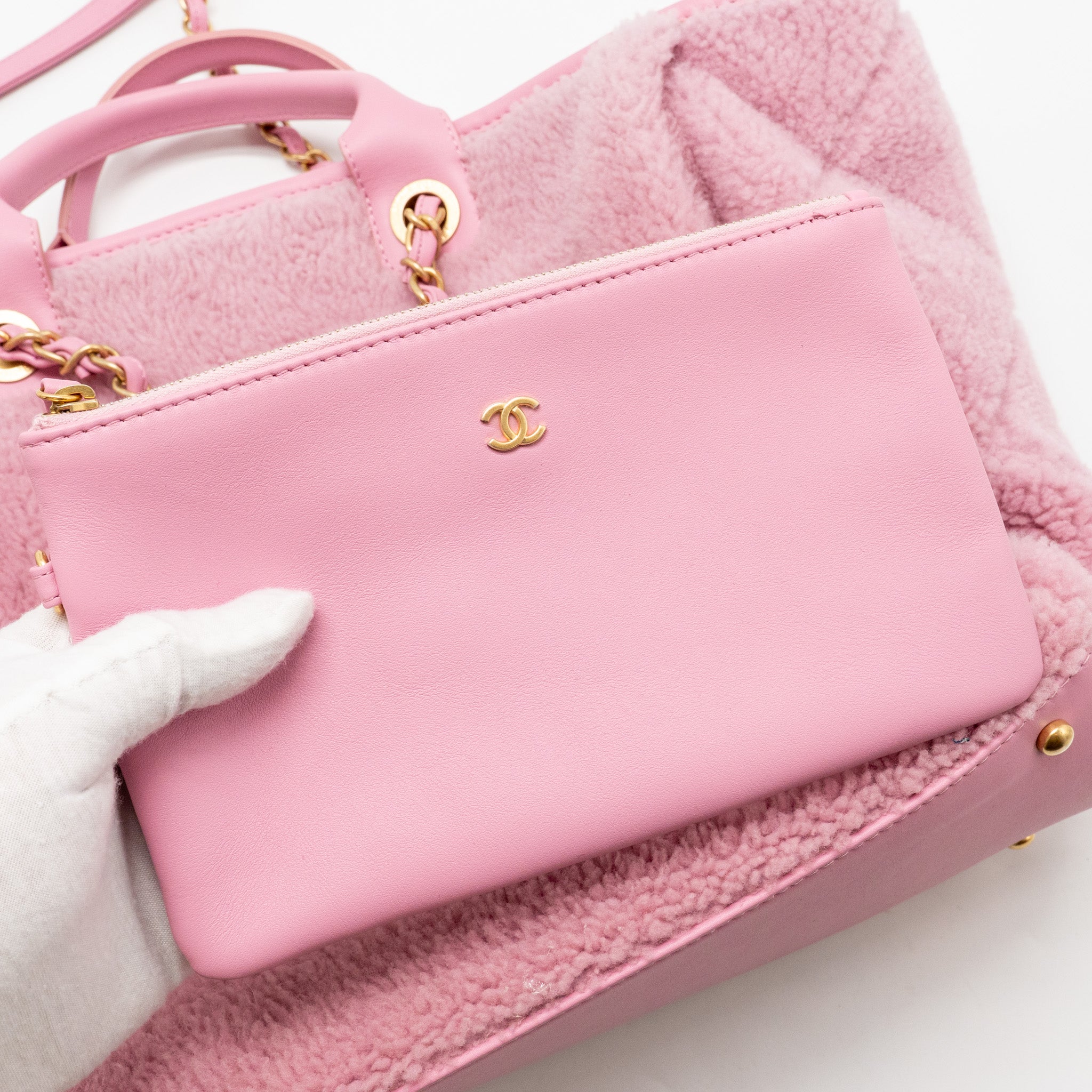 CHANEL 22A DEAUVILLE TOTE SHEARLING LAMBSKIN PINK GHW (MICROCHIP)
