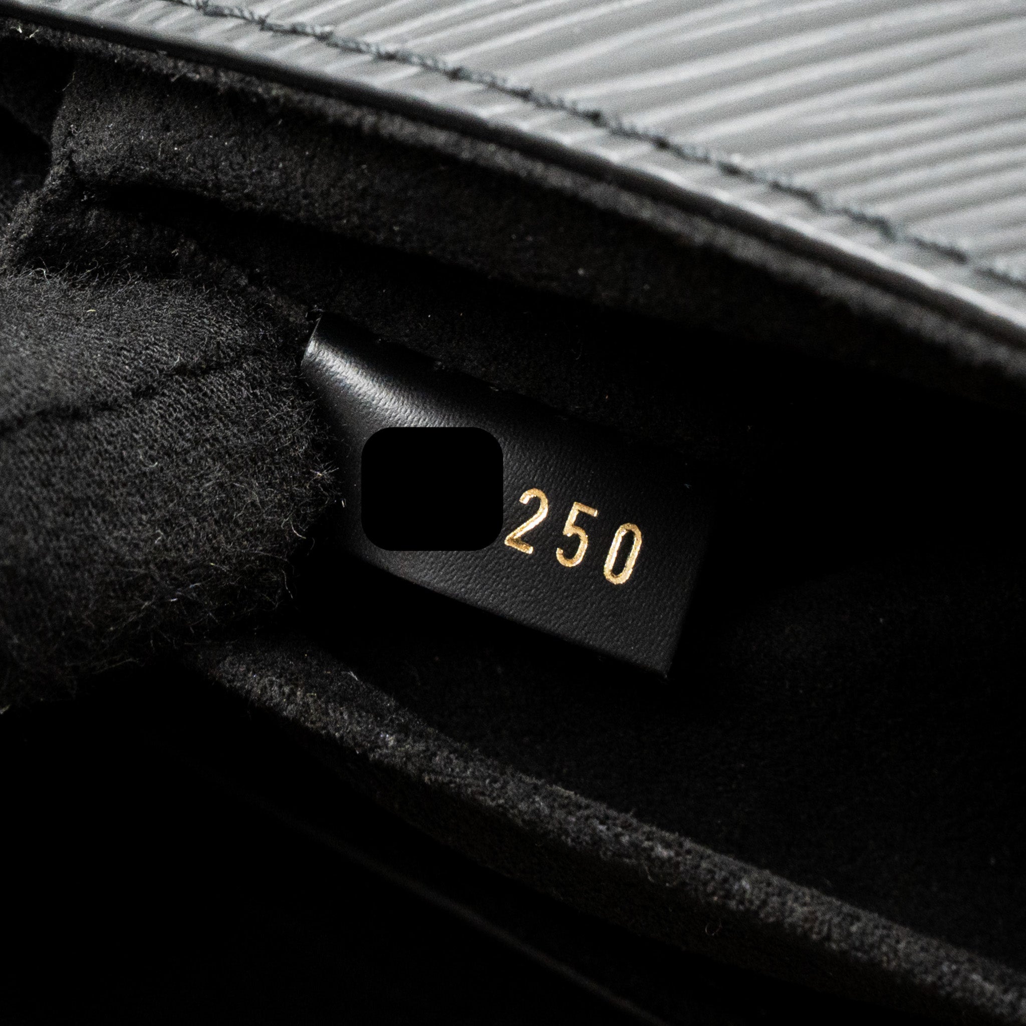 LOUIS VUITTON TWIST MM EPI BLACK GHW