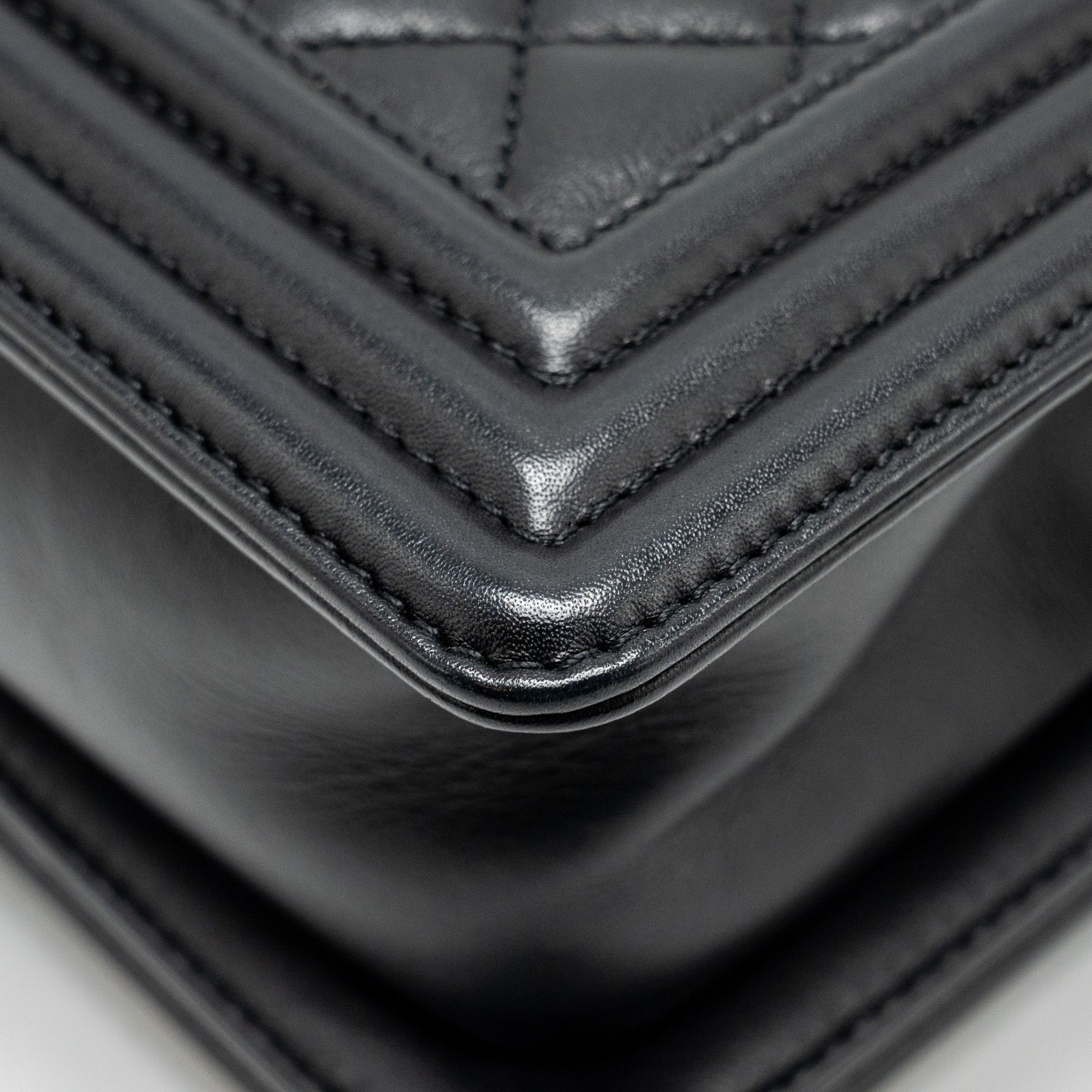 CHANEL SMALL BOY BAG CALFSKIN BLACK GHW (MICROCHIP)