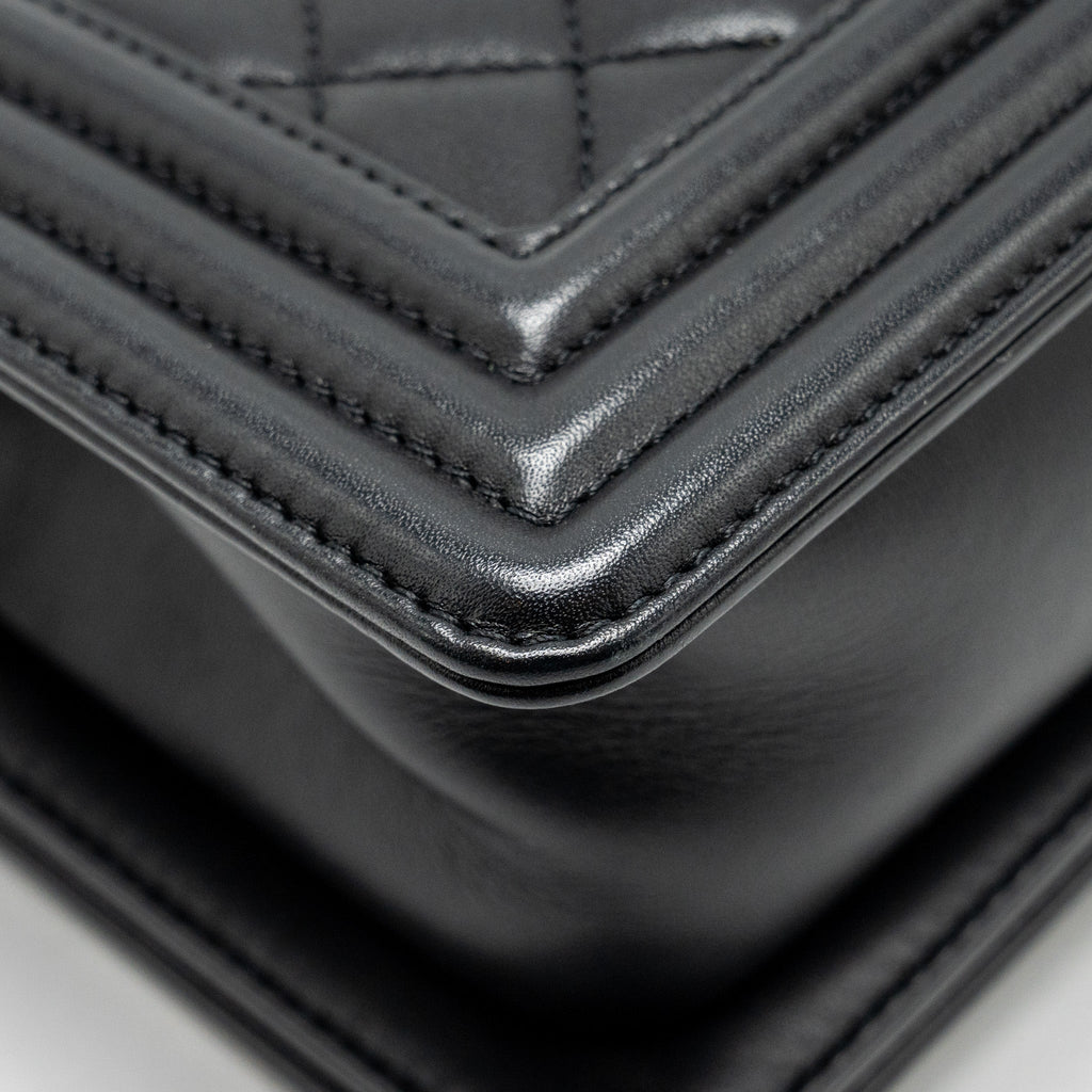 CHANEL SMALL BOY BAG CALFSKIN BLACK GHW (MICROCHIP)