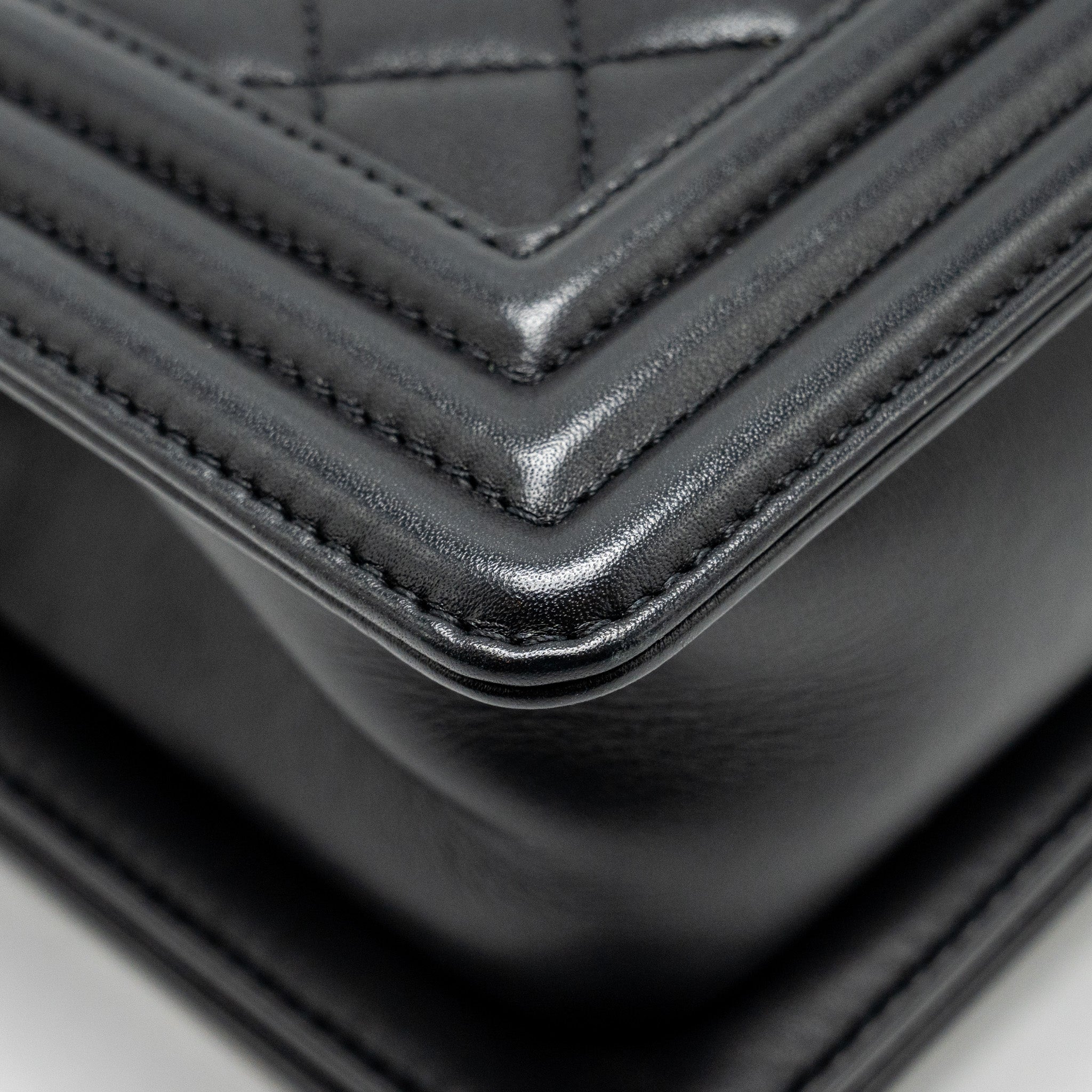 CHANEL SMALL BOY BAG CALFSKIN BLACK GHW (MICROCHIP)