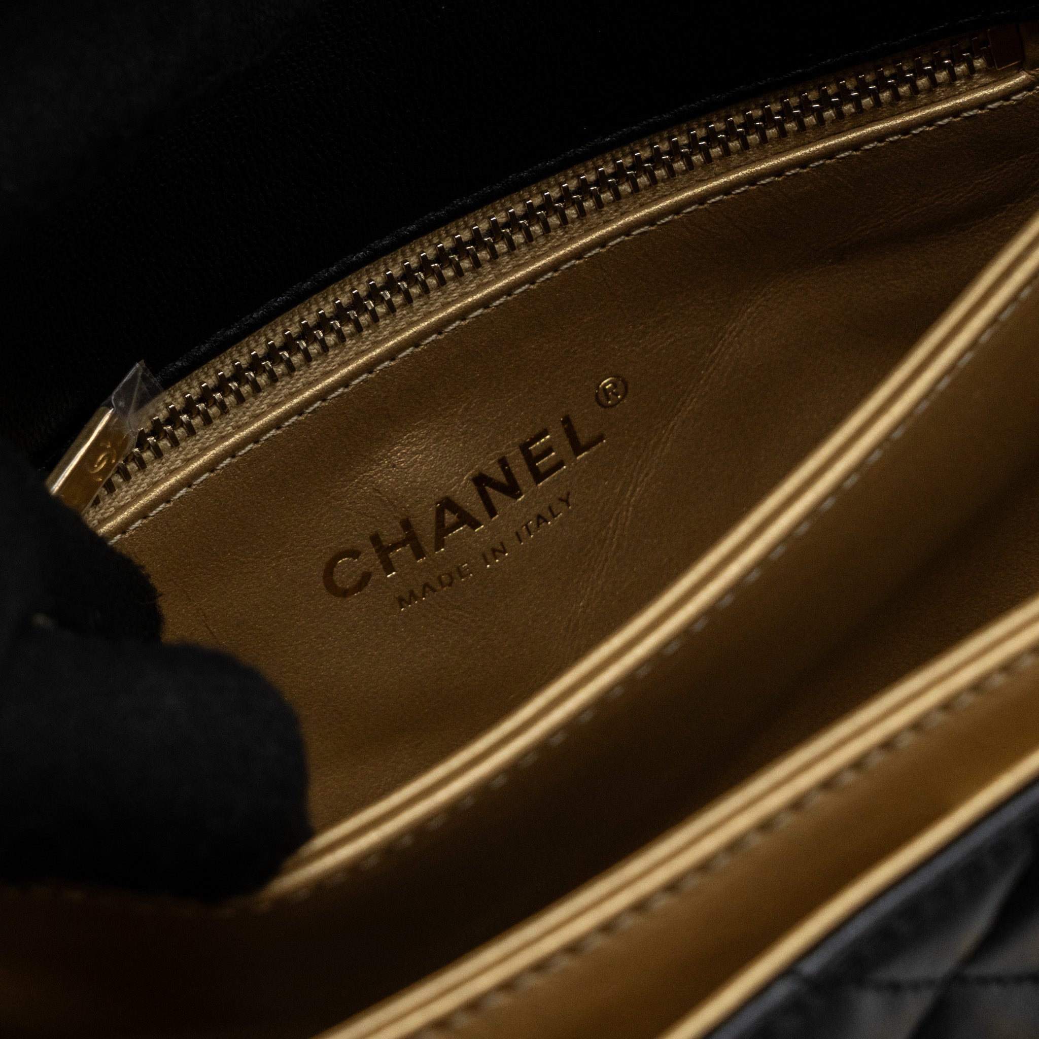 CHANEL 22A BUTTON ON CHAIN FLAP SHOULDER BAG LAMBSKIN BLACK BRUSHED GHW(MICROCHIP)