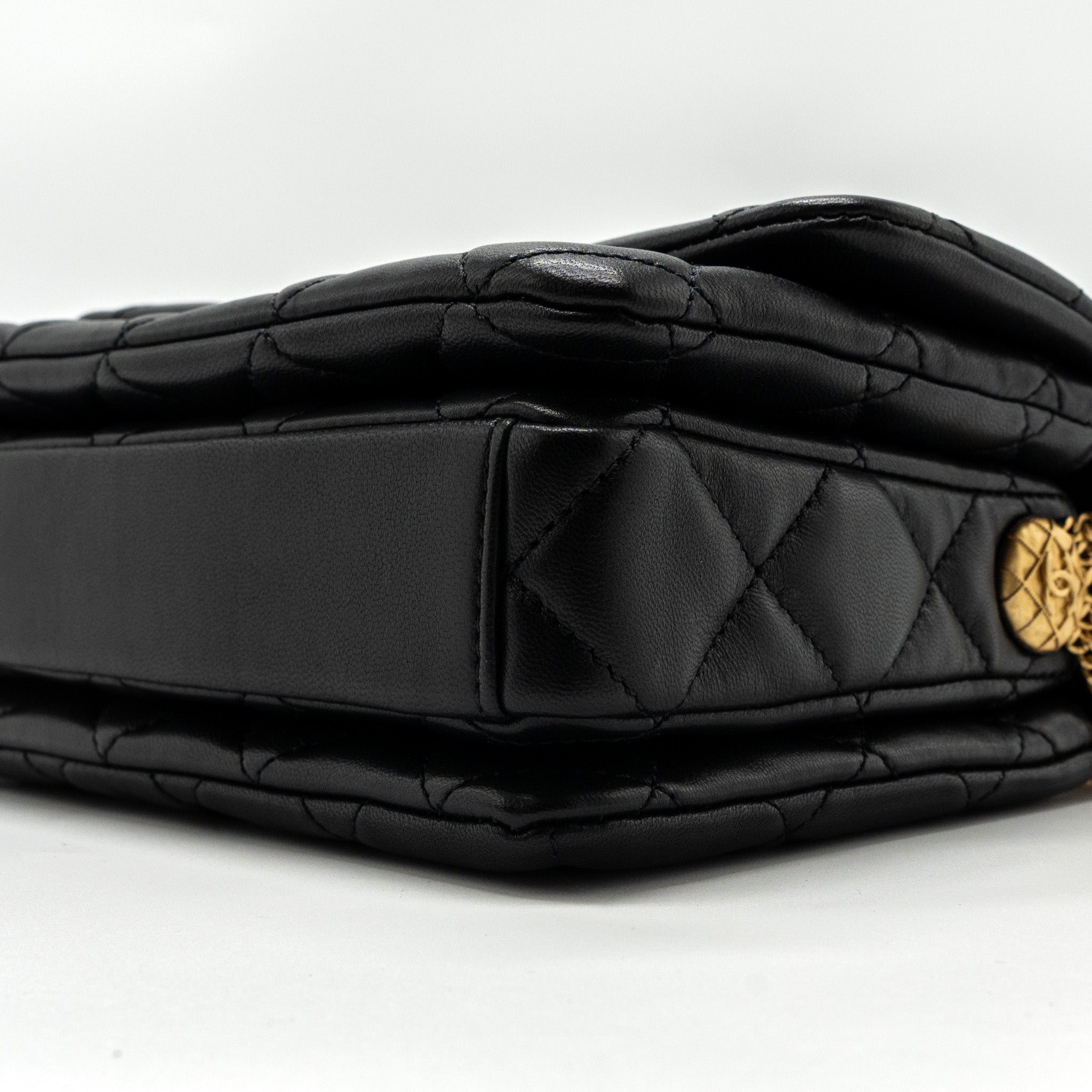 CHANEL 22A BUTTON ON CHAIN FLAP SHOULDER BAG LAMBSKIN BLACK BRUSHED GHW(MICROCHIP)