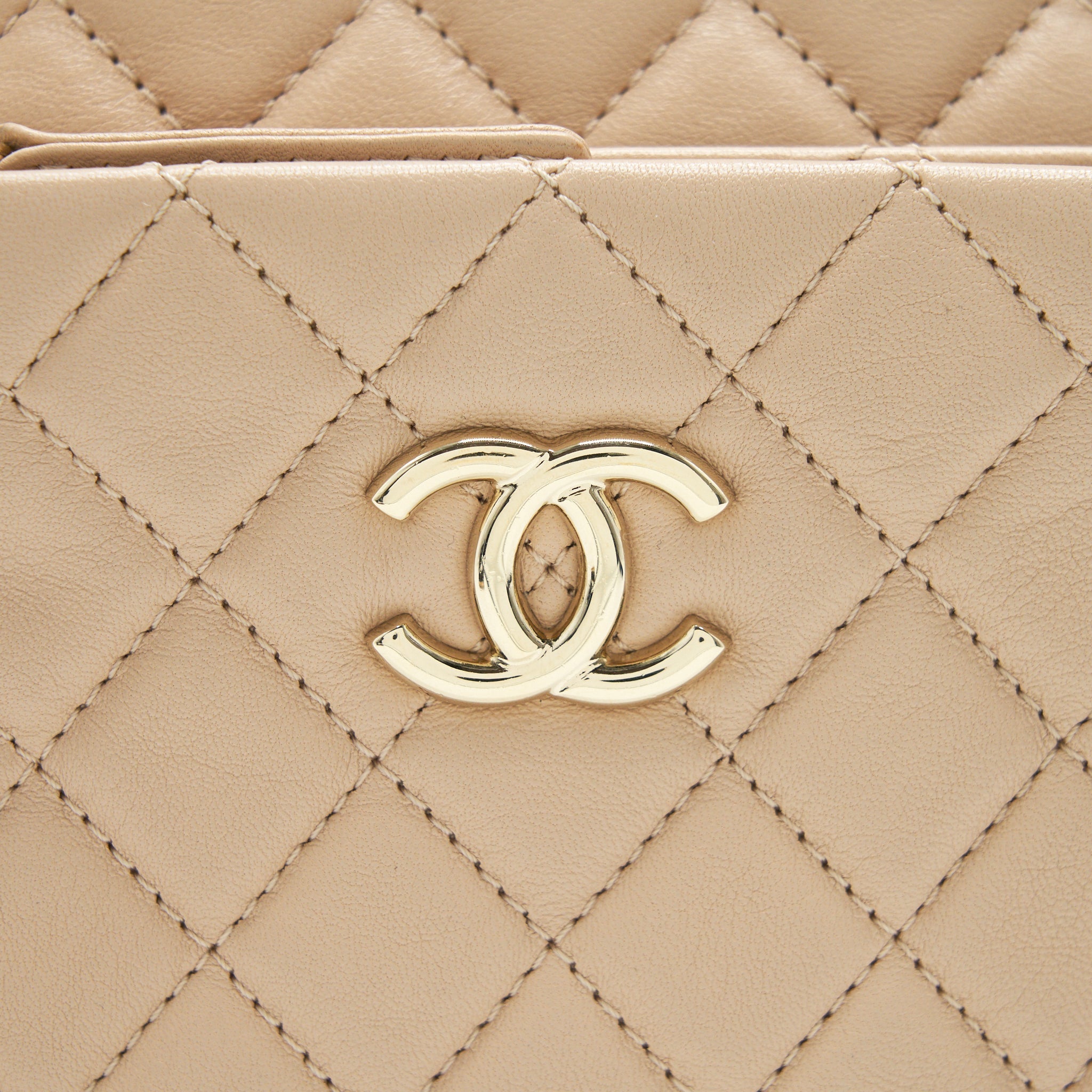 CHANEL QUILTED CHAIN SHOULDER BAG/ CROSSBODY BAG BEIGE LGHW
