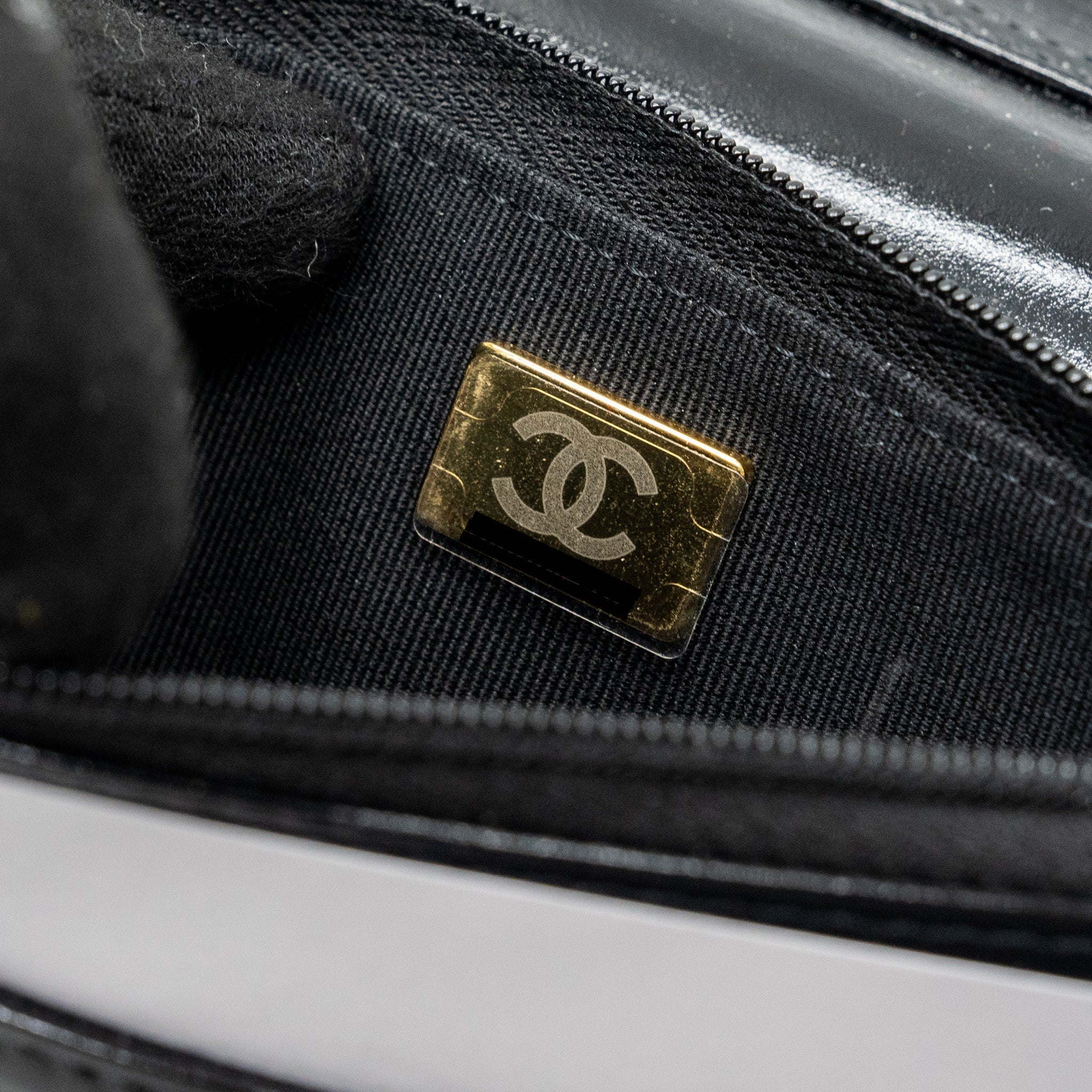 CHANEL 24C 31 WALLET ON CHAIN SHINY CALFSKIN BLACK LGHW (MICROCHIP)