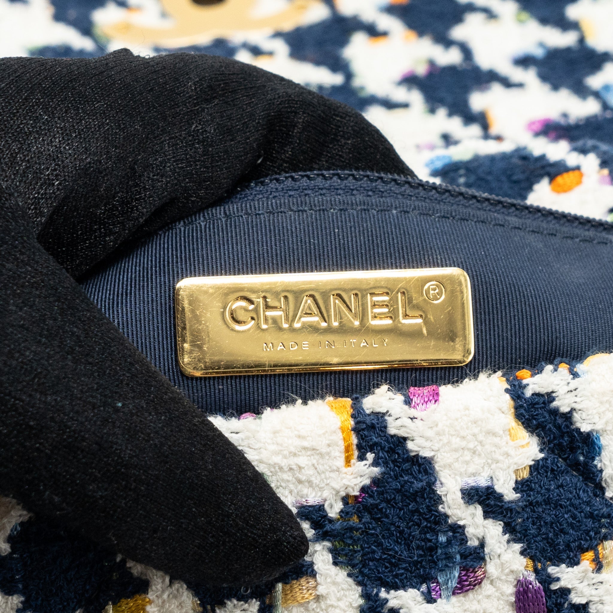 CHANEL SMALL 19 BAG FABRIC MULTICOLOUR BLUE / WHITE MULTICOLOUR HARDWARE