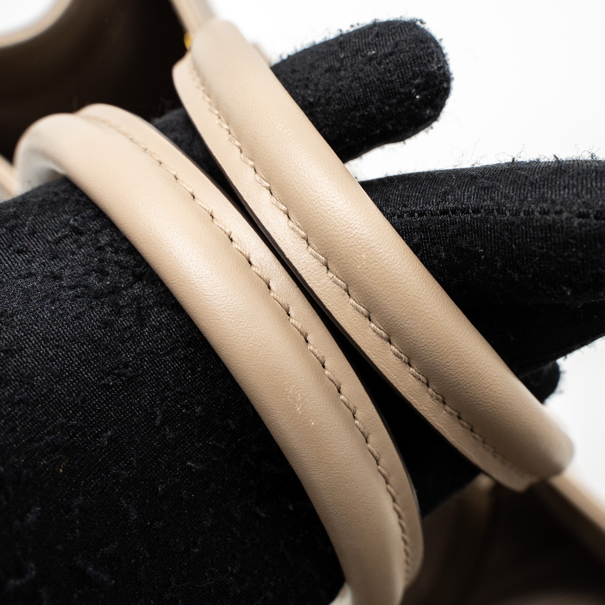LOUIS VUITTON ON THE GO MM MONOGRAM EMPREINTE TOURTERELLE GHW
