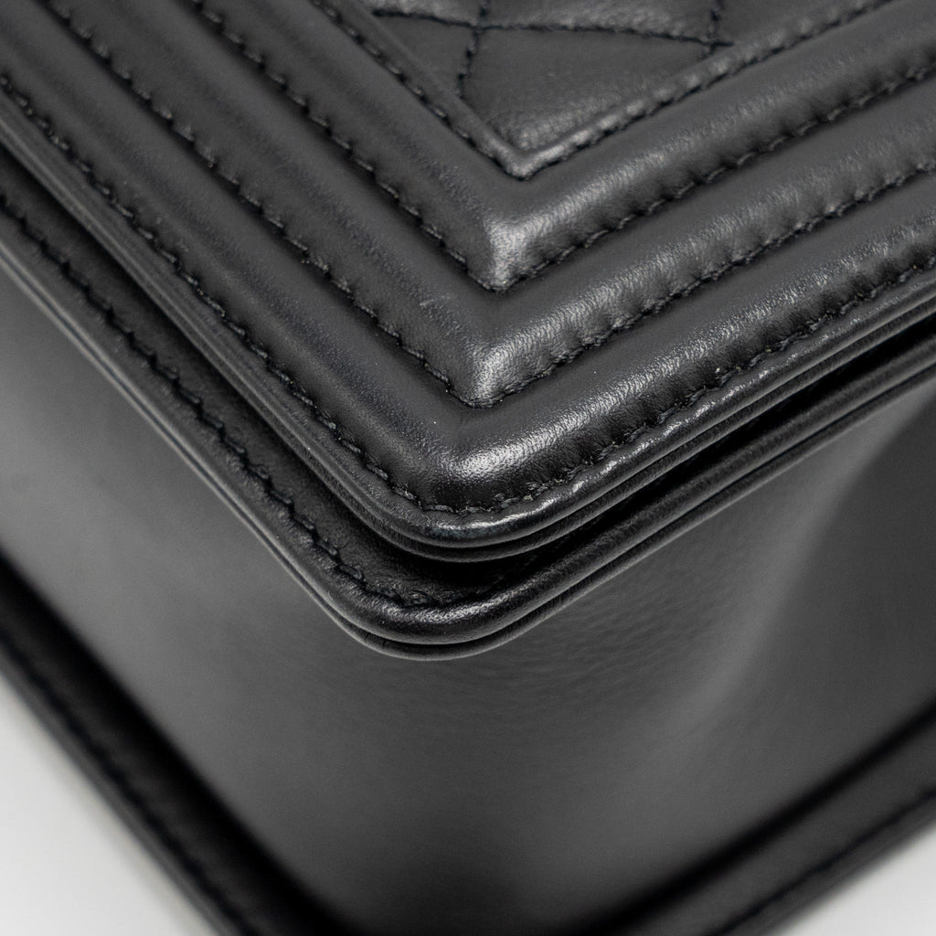 CHANEL MEDIUM BOY BAG CALFSKIN BLACK GHW (MICROCHIP)