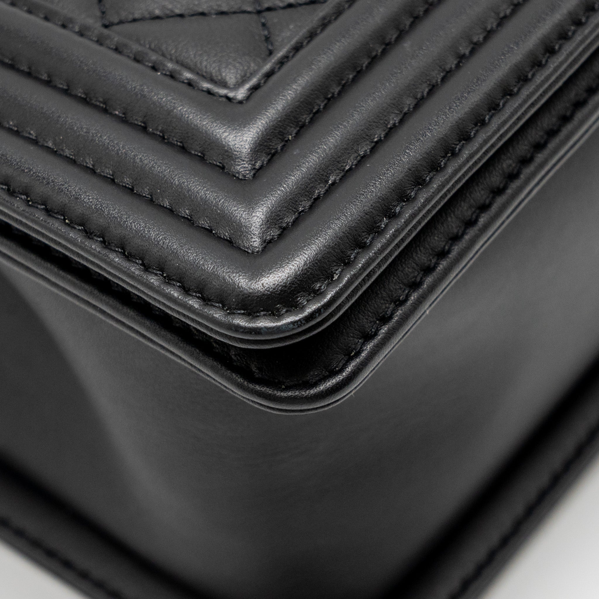 CHANEL MEDIUM BOY BAG CALFSKIN BLACK GHW (MICROCHIP)