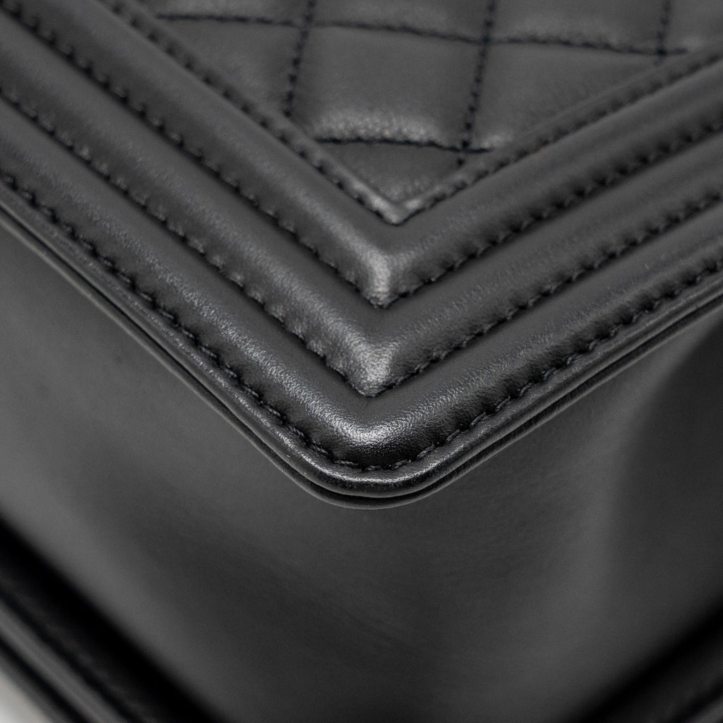 CHANEL MEDIUM BOY BAG CALFSKIN BLACK GHW (MICROCHIP)