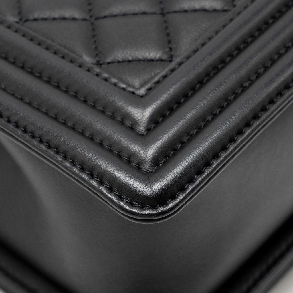 CHANEL MEDIUM BOY BAG CALFSKIN BLACK GHW (MICROCHIP)