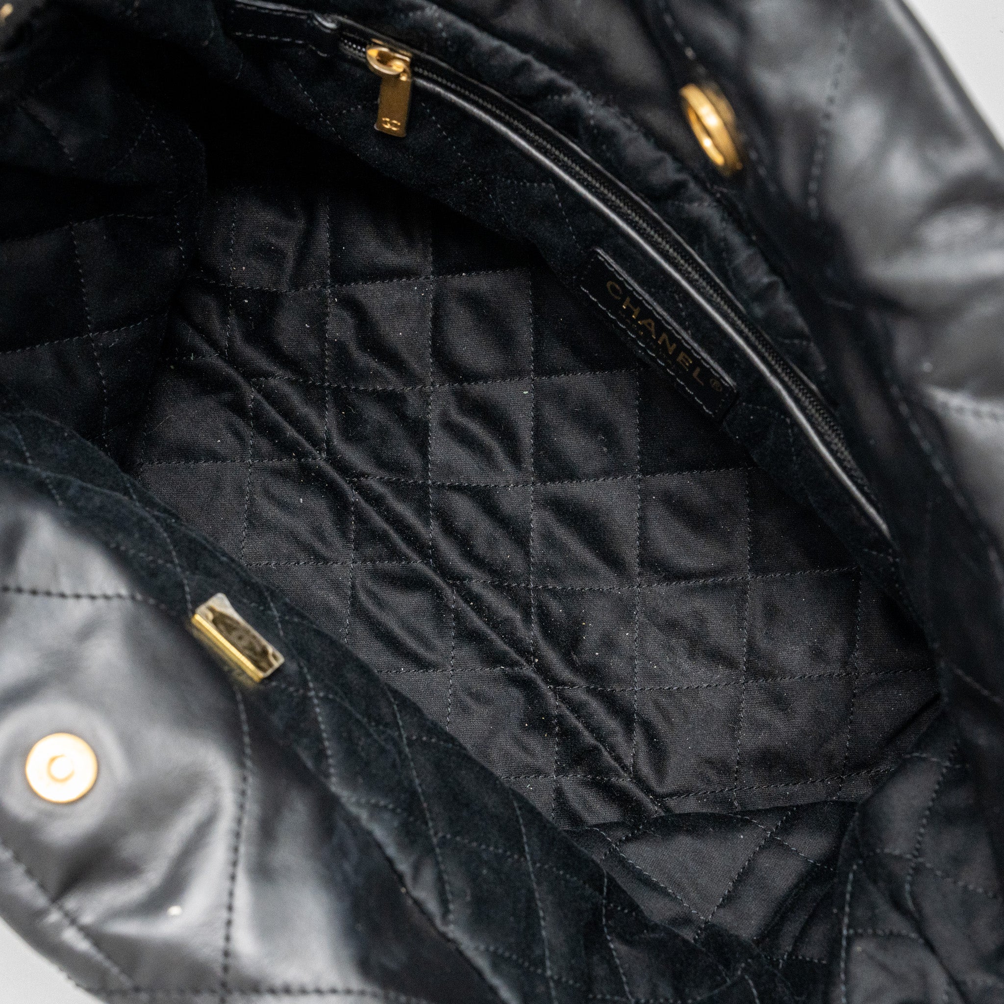 CHANEL MEDIUM 22 BAG CALFSKIN BLACK GHW (MICROCHIP)