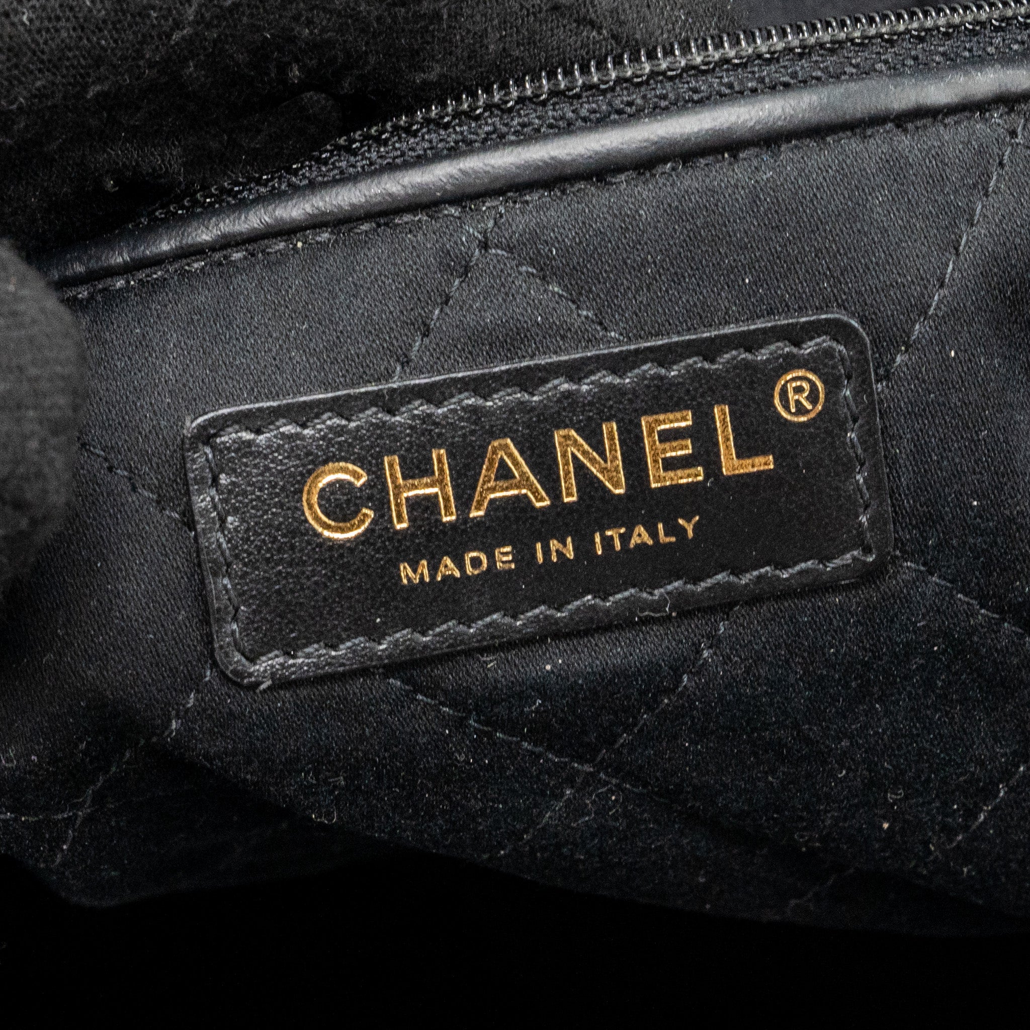 CHANEL MEDIUM 22 BAG CALFSKIN BLACK GHW (MICROCHIP)