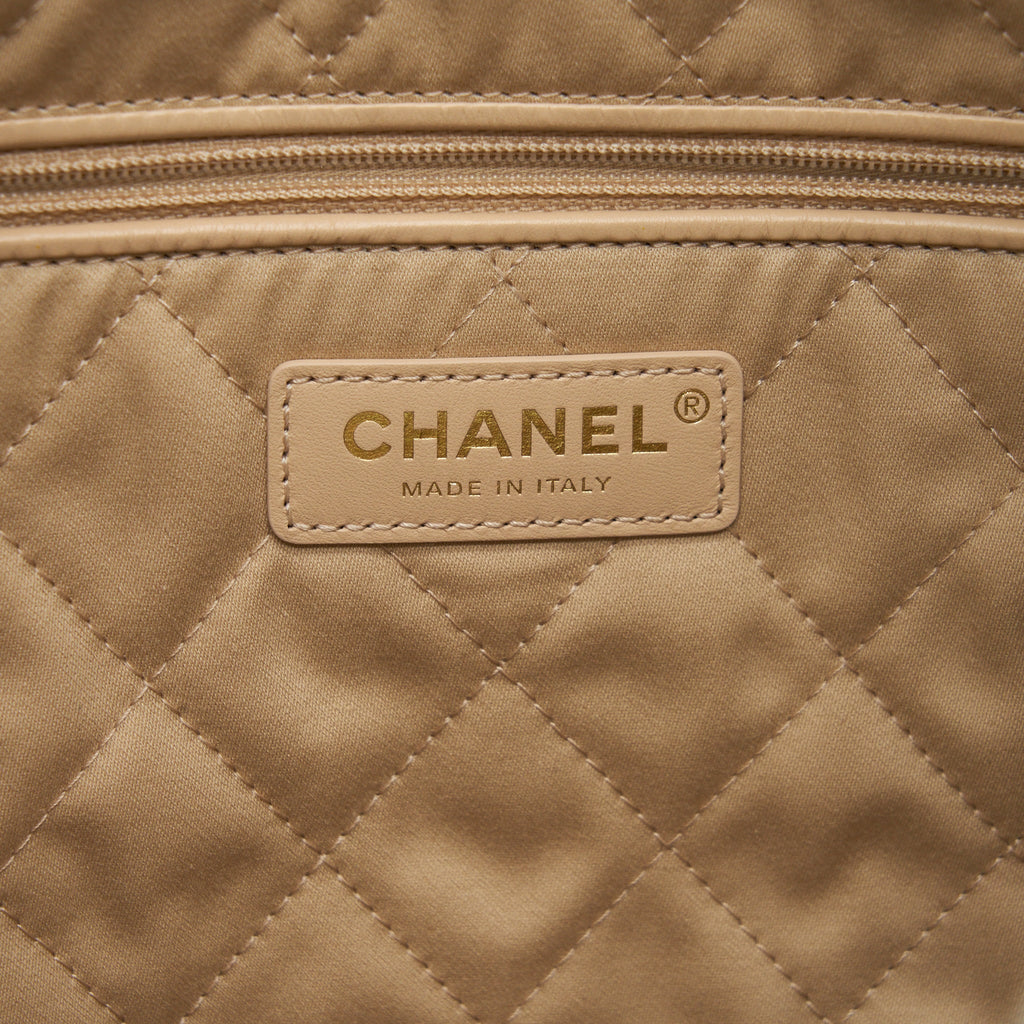 CHANEL MEDIUM 22 BAG SHINY CALFSKIN WHITE GHW (MICROCHIP)