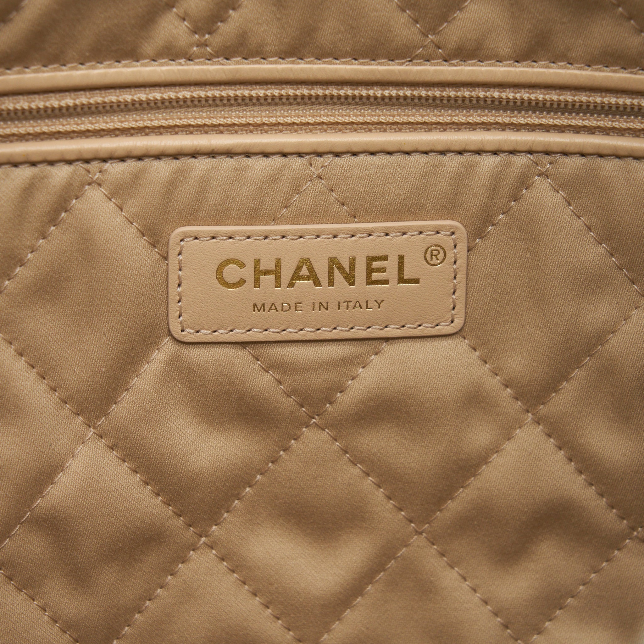 CHANEL MEDIUM 22 BAG SHINY CALFSKIN WHITE GHW (MICROCHIP)