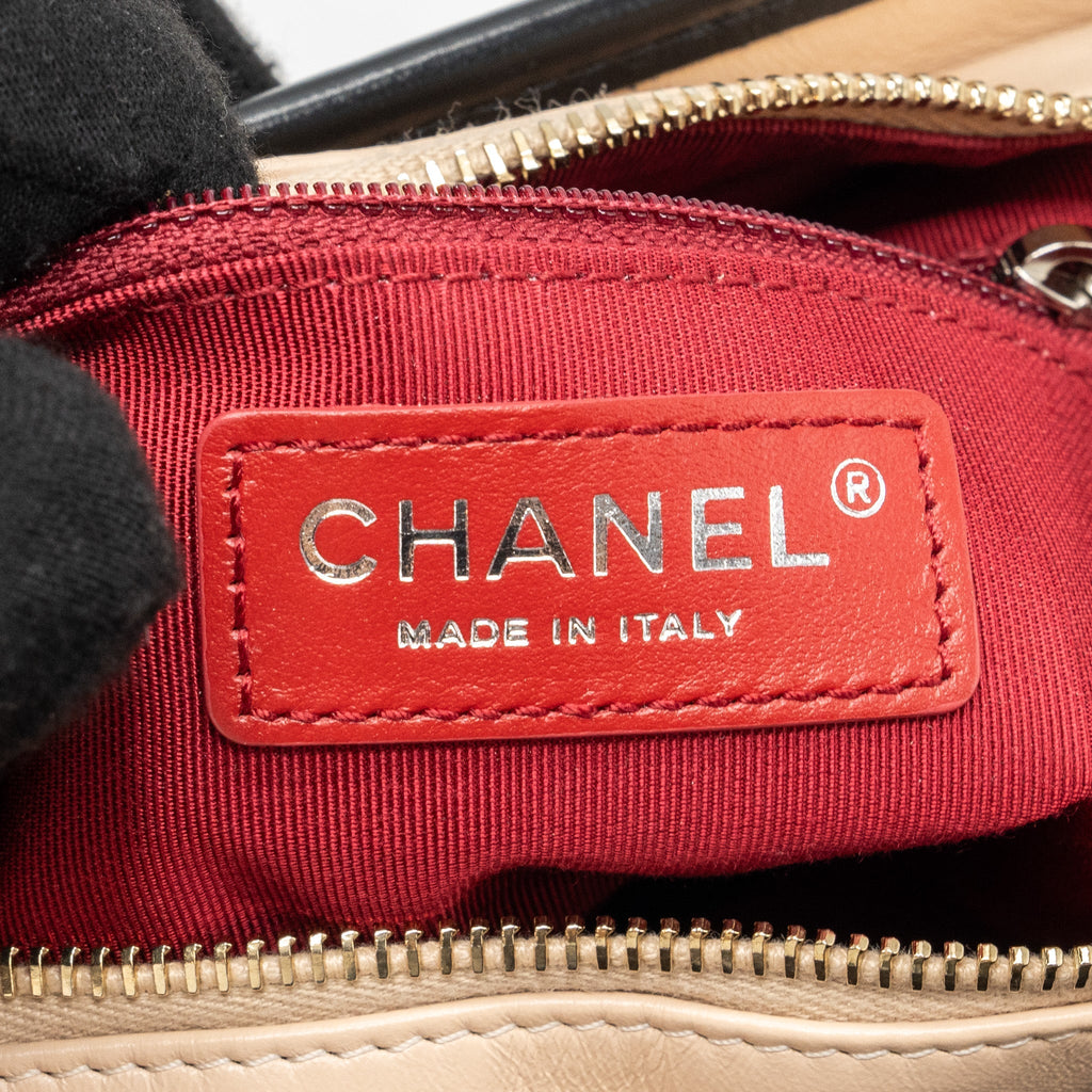 CHANEL SMALL GABRIELLE HOBO BAG AGED CALFSKIN BEIGE/BLACK MULTICOLOUR HARDWARE