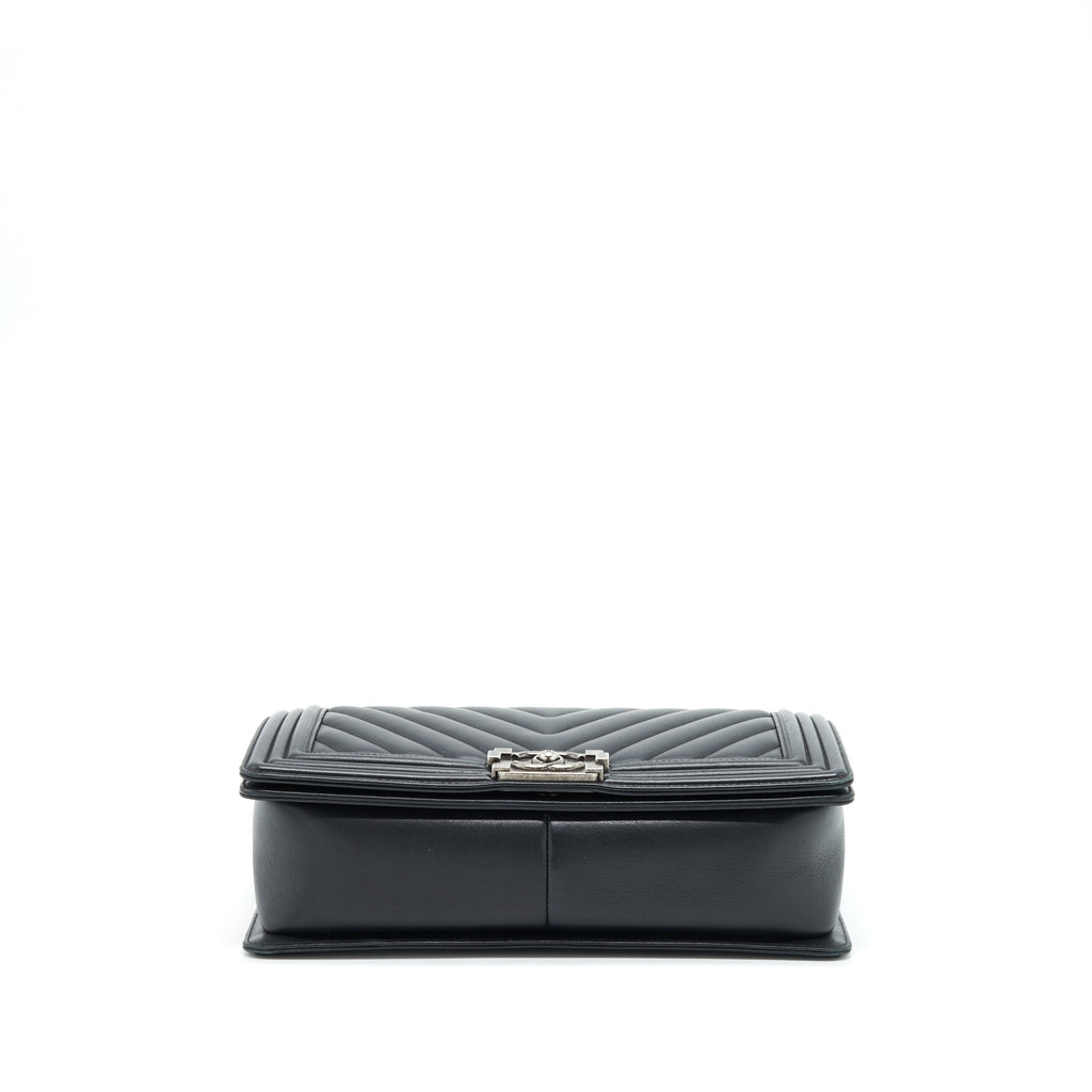 CHANEL NEW MEDIUM CHEVRON BOY BAG CALFSKIN BLACK RUTHENIUM HARDWARE
