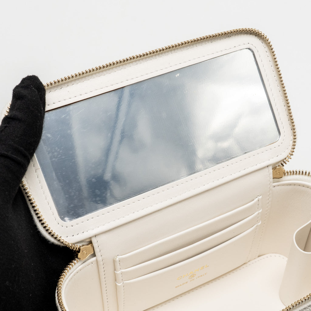 CHANEL LONG VANITY WITH CHAIN CAVIAR WHITE LGHW (MICROCHIP)