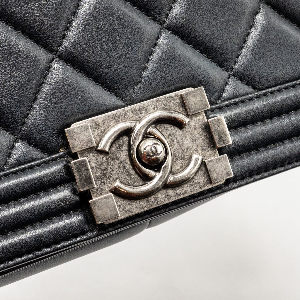CHANEL MEDIUM BOY BAG CALFSKIN BLACK RUTHENIUM HARDWARE