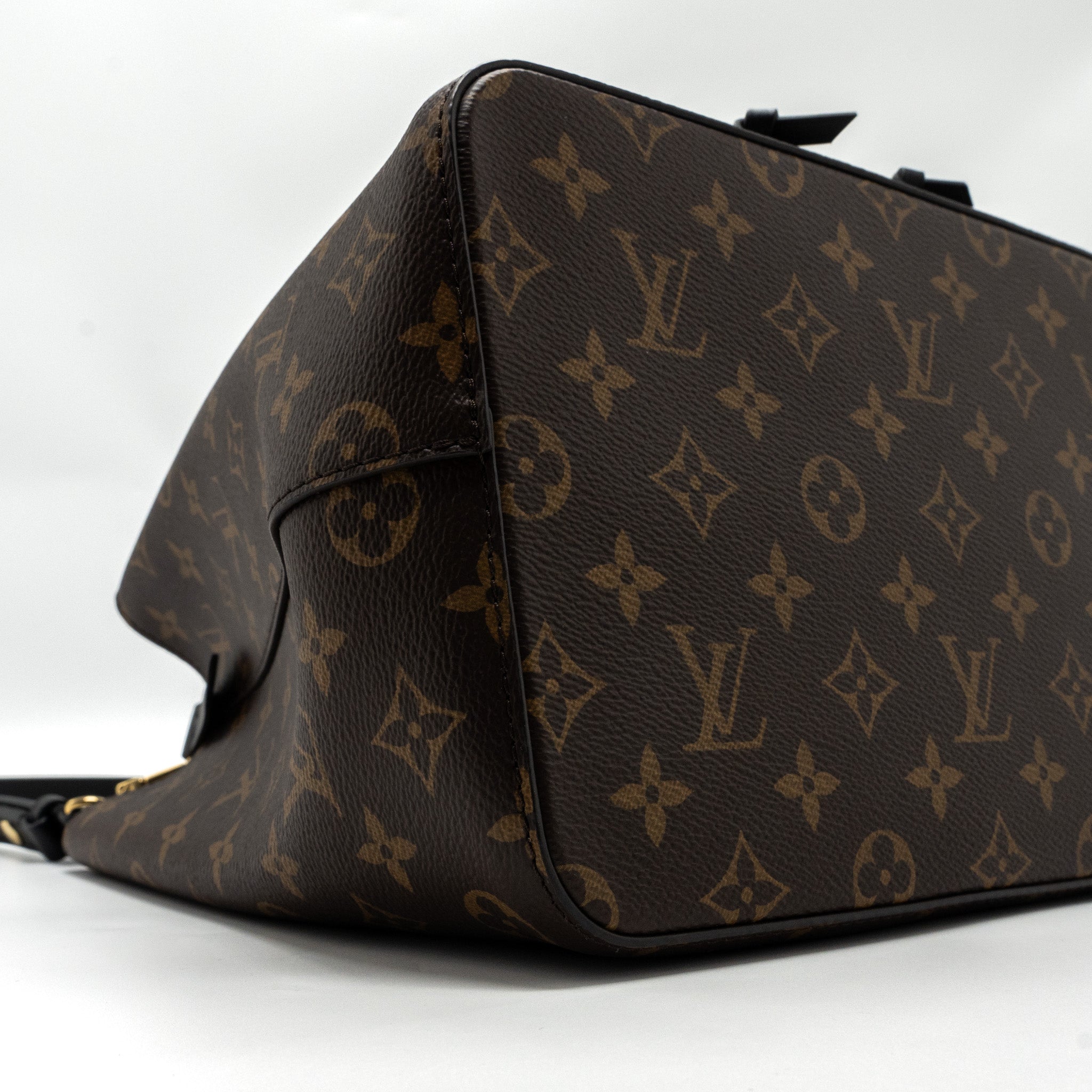 LOUIS VUITTON NEONOE MONOGRAM CANVAS/BLACK GHW