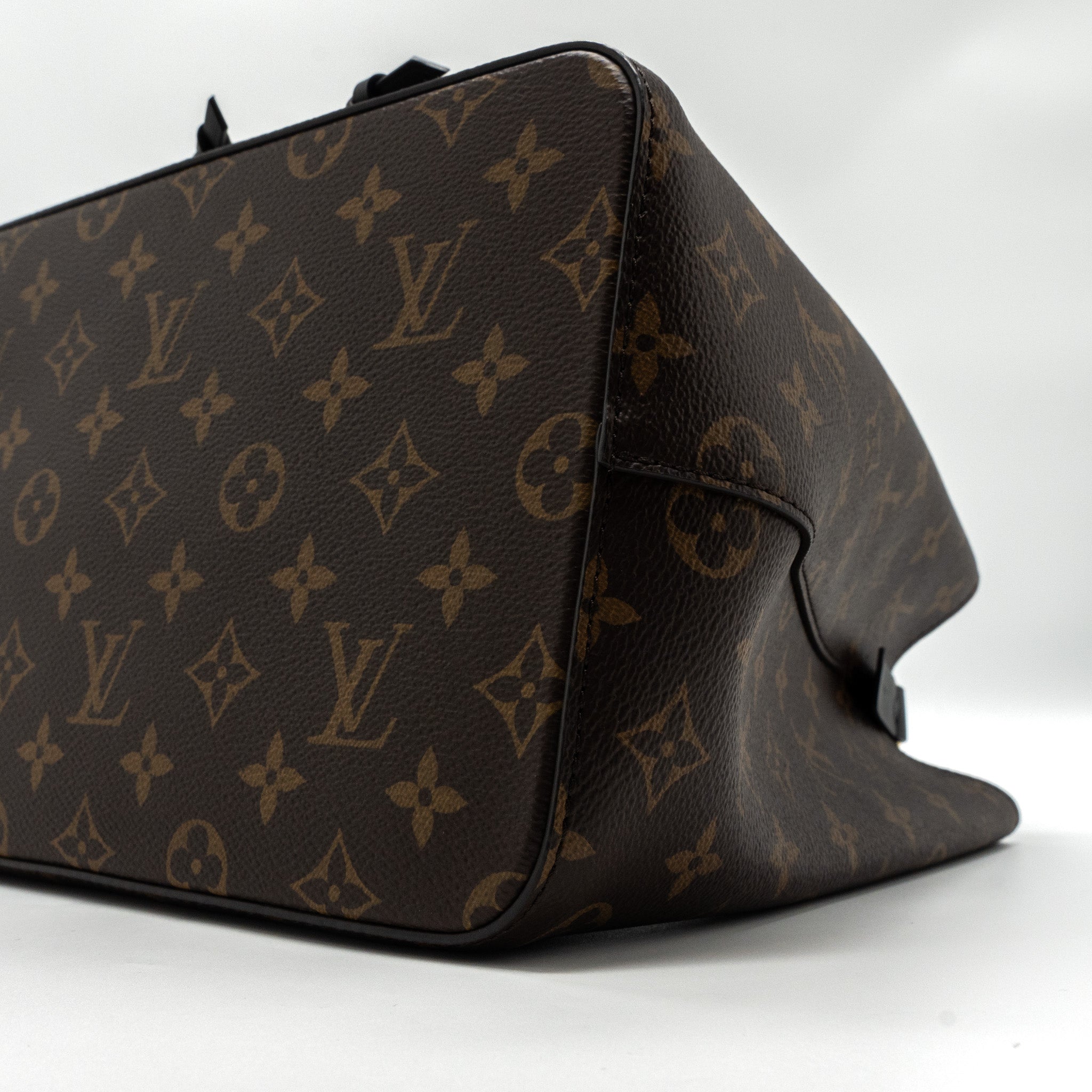 LOUIS VUITTON NEONOE MONOGRAM CANVAS/BLACK GHW