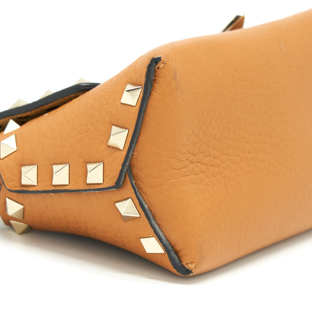 VALENTINO GARAVANI SMALL ROCK-STUD CROSSBODY BAG GRAINY CALFSKIN MUSTARD