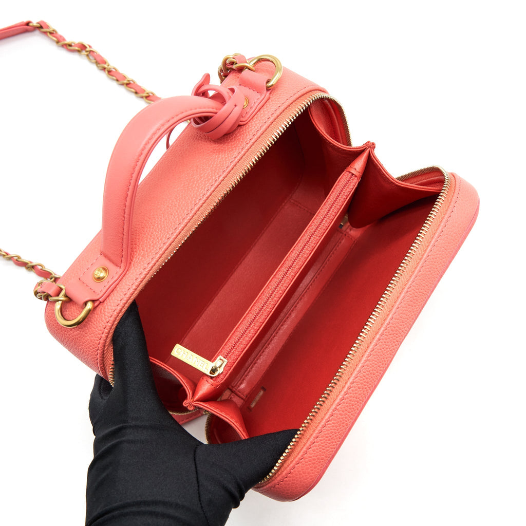 CHANEL VANITY CASE MEDIUM CAVIAR PINK GHW